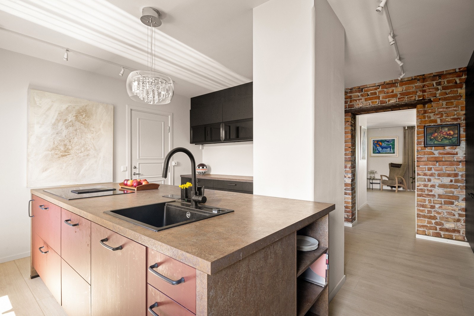 Kjøkkenøyen er perfekt om man vil sitte og nyte frokosten med utsikt mot de store vindusflatene, eller være fler på kjøkkenet for sosial matlaging. Galleribilde