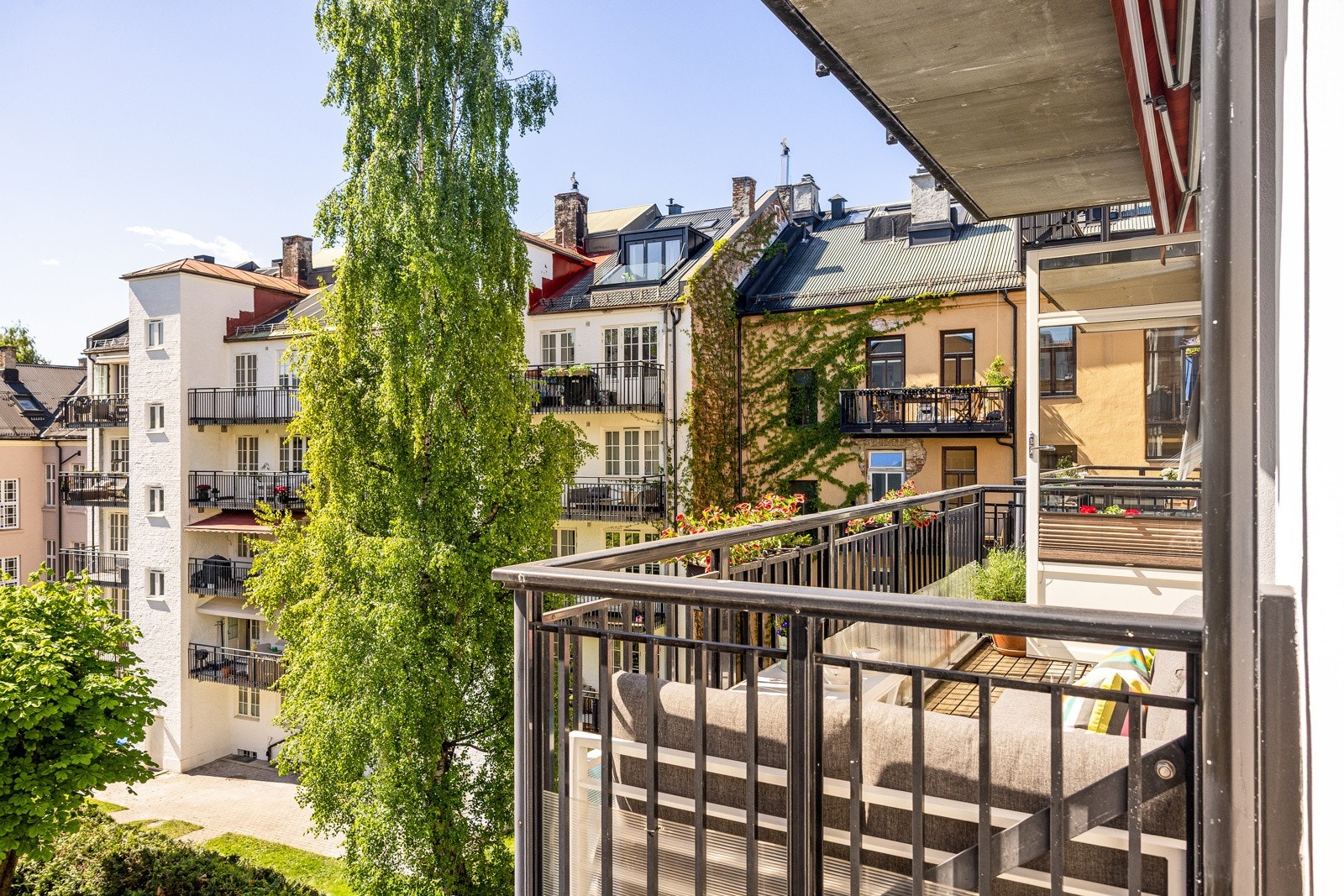 Bildet er tatt fra vinduet på hovedsoverommet som vender mot de åpne og rolige grøntområdene. Galleribilde