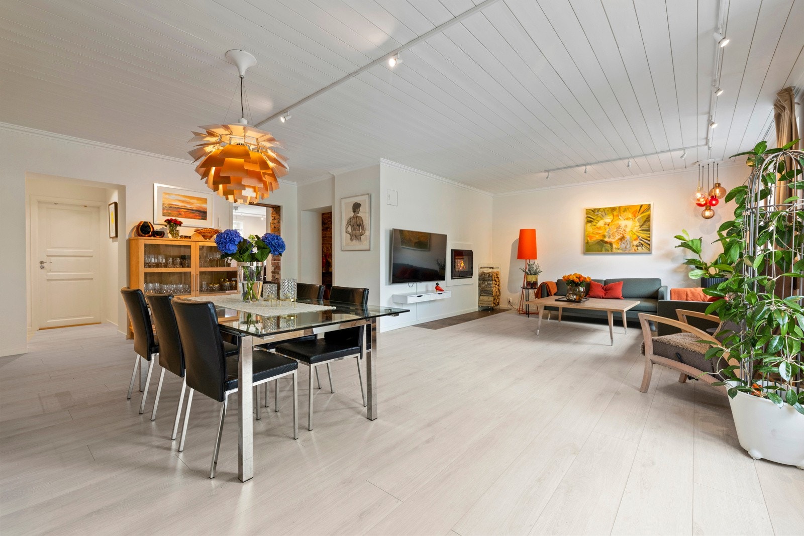 Det er gode møbleringsmuligheter med plass til sofamøbler med tilhørende stuebord, multimedia, spisegruppe og annet ønskelig møblement. Galleribilde