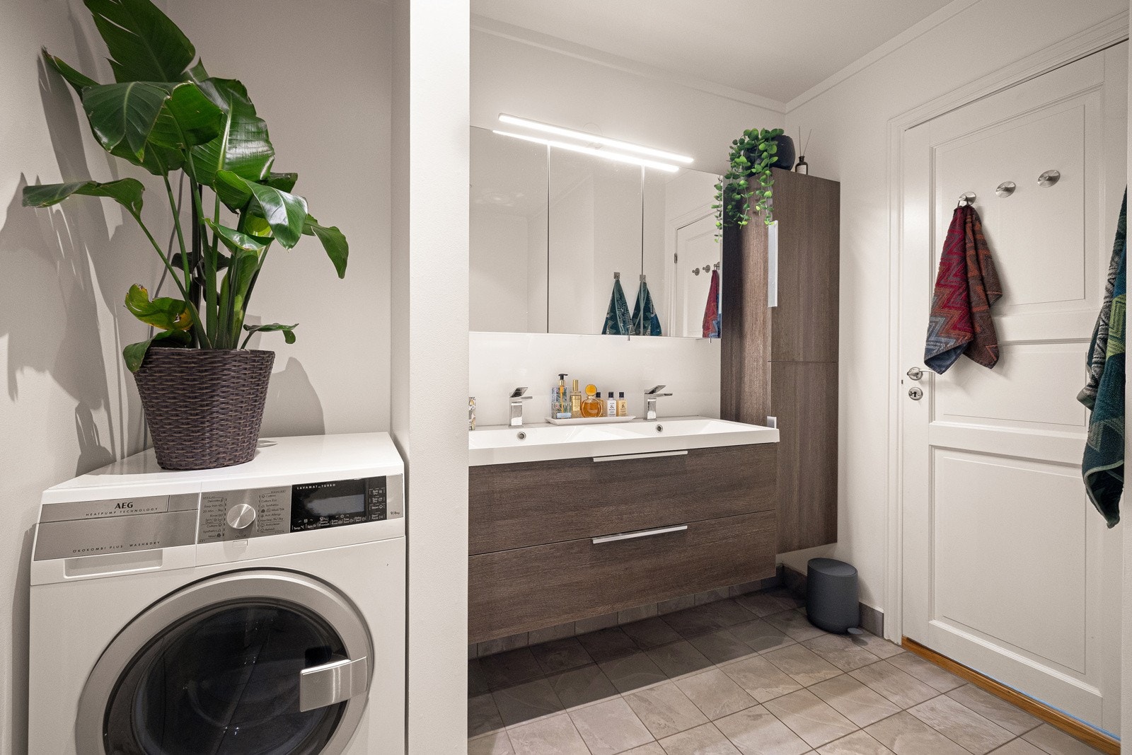 Badet ble oppgradert i 2018 med støpt gulv, lagt flis, montert våtromsplater og toppmembran. Galleribilde