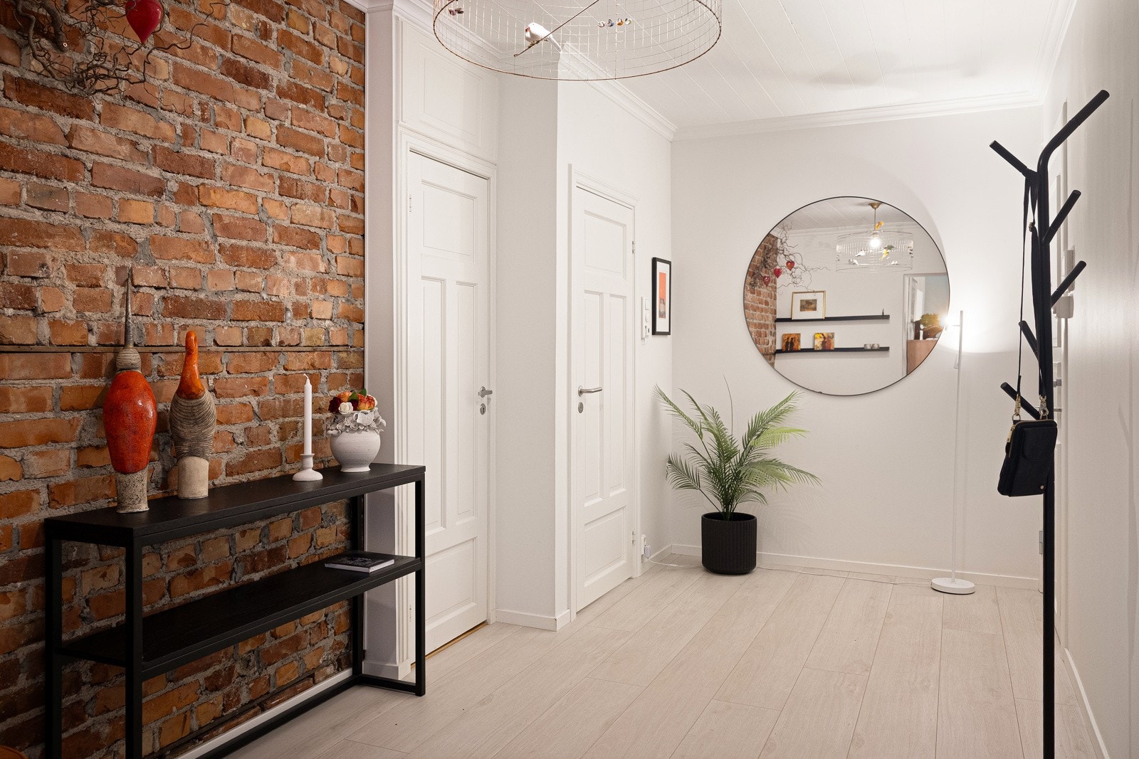 I entréen er det inngang til toalettrommet. Galleribilde