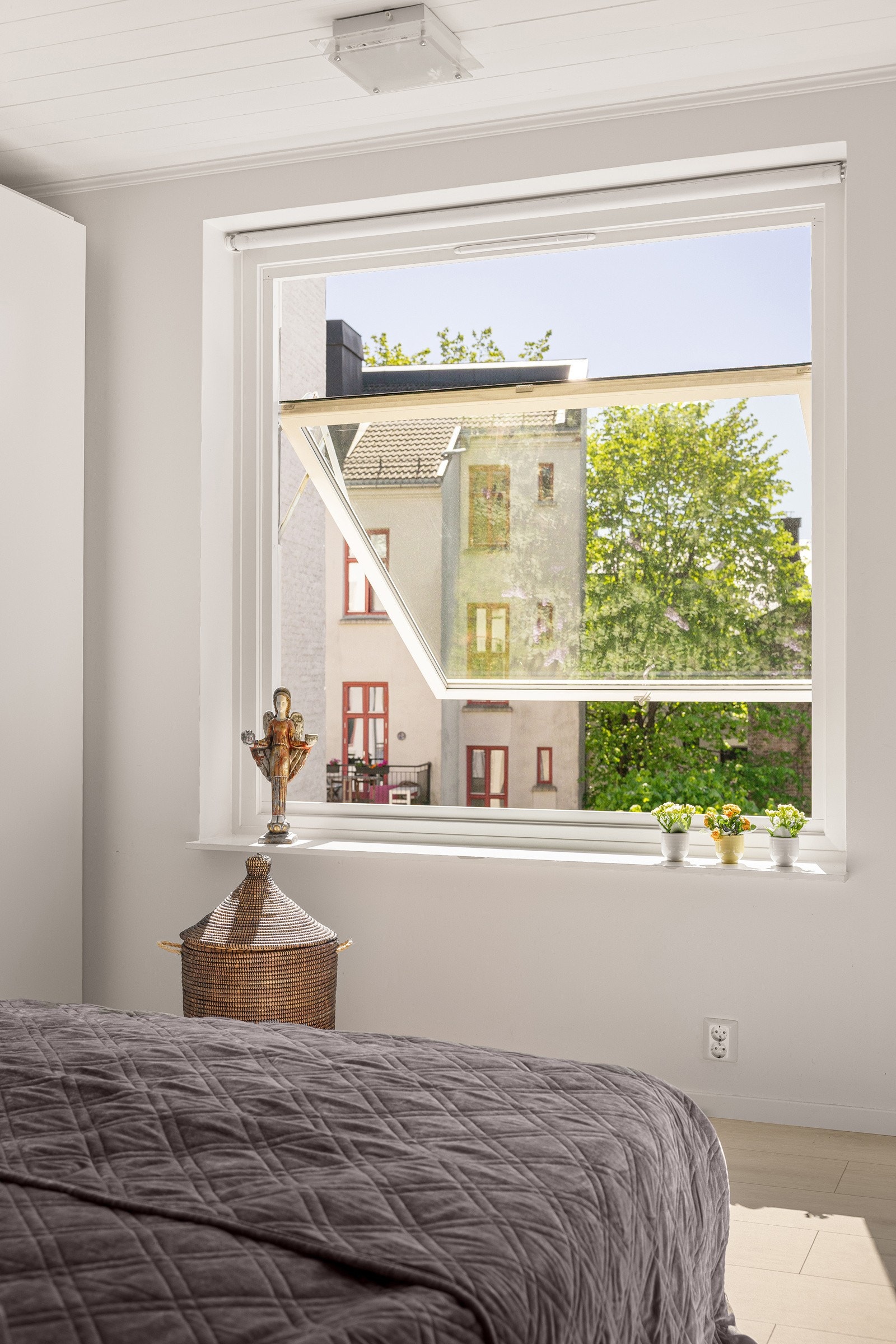 Vinduet på soverommet er av 2-lags glass fra år 2018/2019 og isolerer godt både for varme, kulde og lyd. Galleribilde