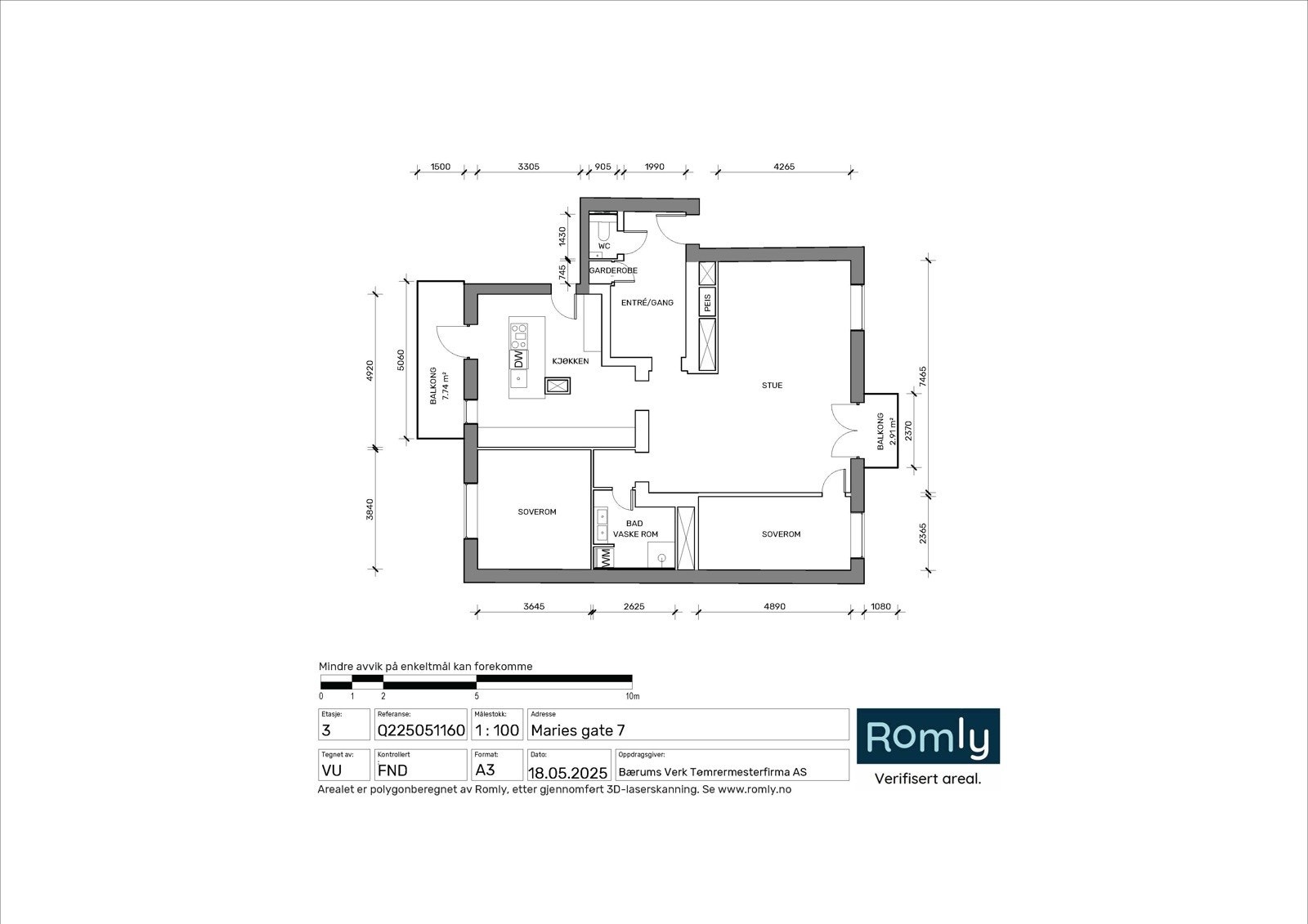 Stor og luftig 3-roms leilighet renovert i 2020, beliggende i 3. etasje med ettertraktede fasiliteter som to balkonger, heis, peis og carport. Galleribilde