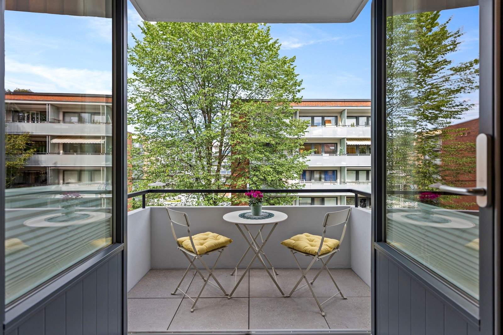 Balkongen har morgensol og er på 2,9 kvm, mens balkongen som vender mot bakgård er på 7,7 kvm. Galleribilde