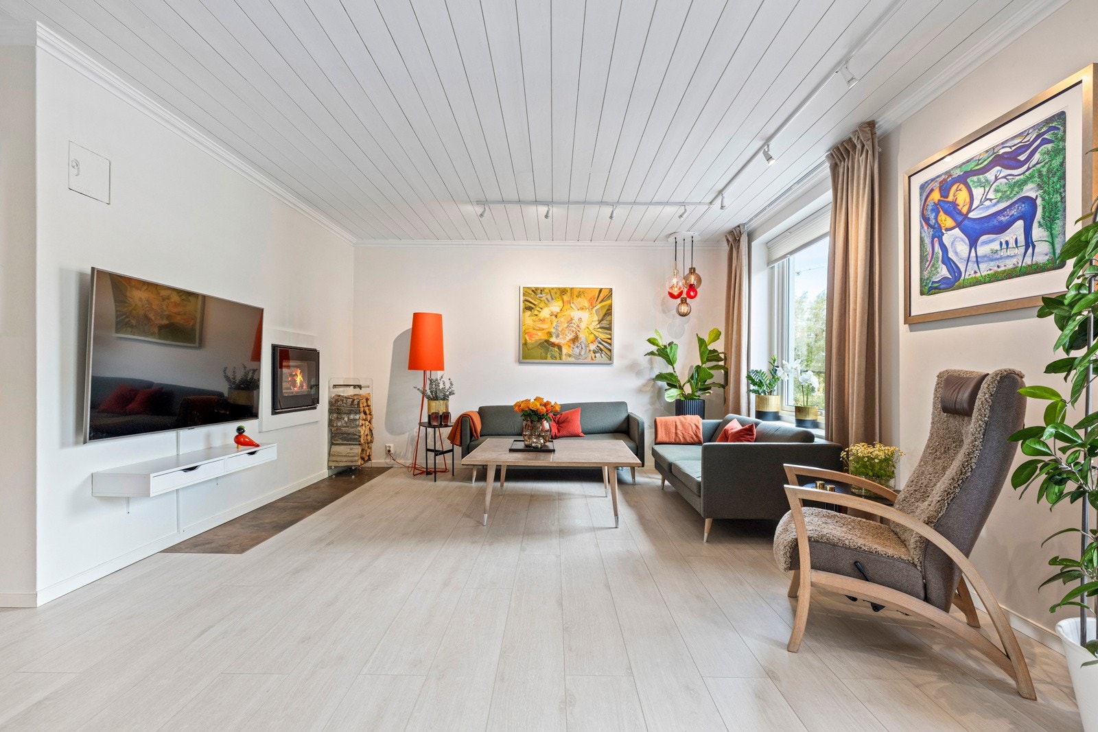 Stuen er romslig og flott opplyst med store vindusflater som gir rikelig med naturlig lys og skaper en god atmosfære. Galleribilde