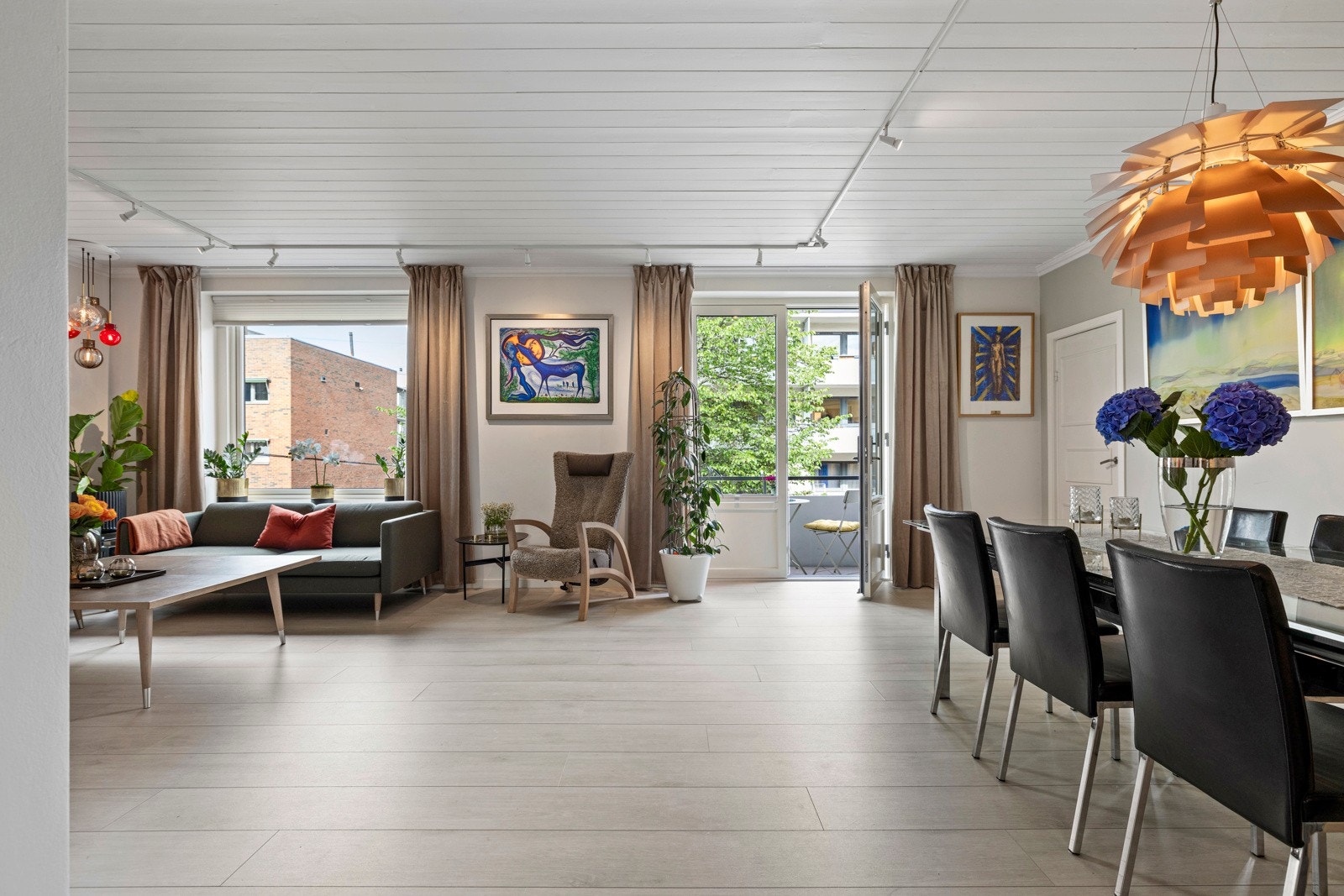 i enden av rommet er det utgang til en av to koselig balkonger som boligen har å tilby. Galleribilde