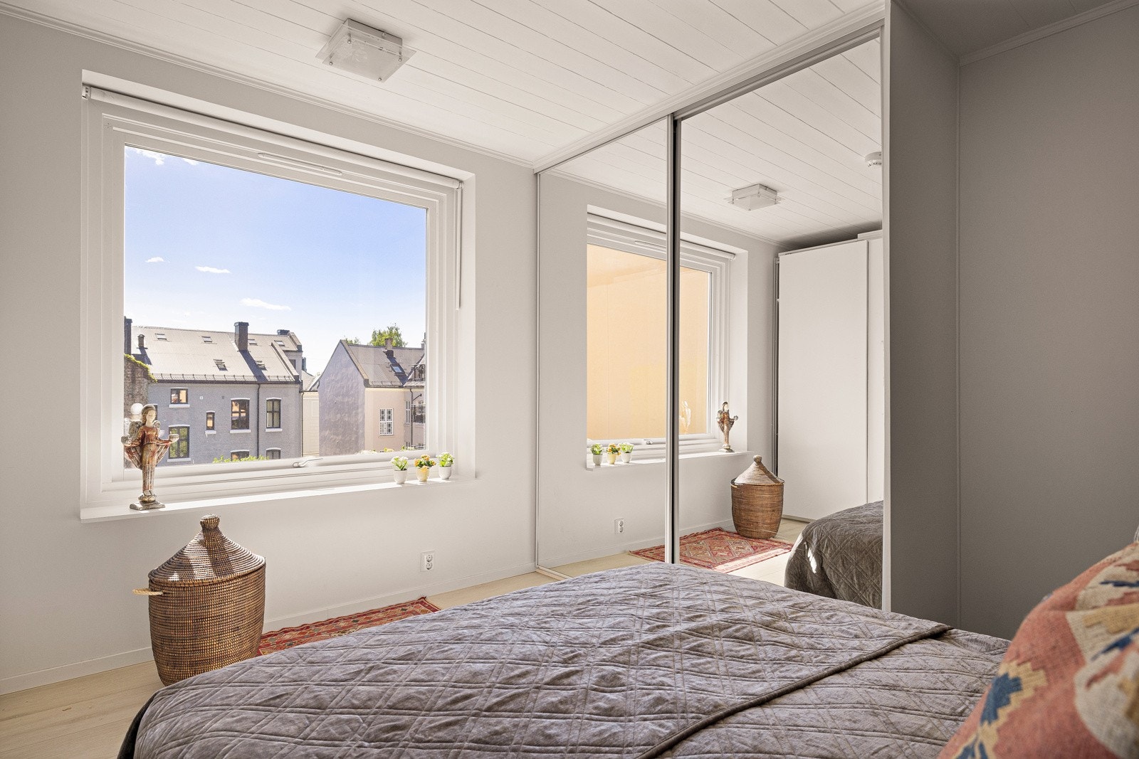 På hovedsoverommet er det godt med skapplass på faktisk begge sider av sengen. Galleribilde