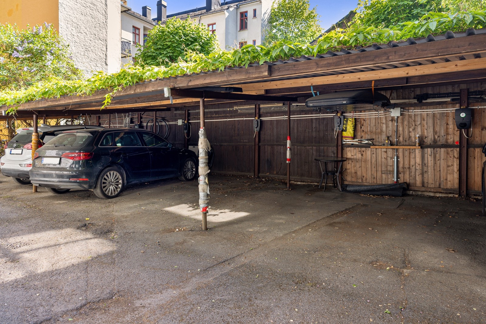 Leiligheten disponerer en parkeringsplass i carporten i bakgården. Her er det lagt opp mulighet for elbillader. Galleribilde
