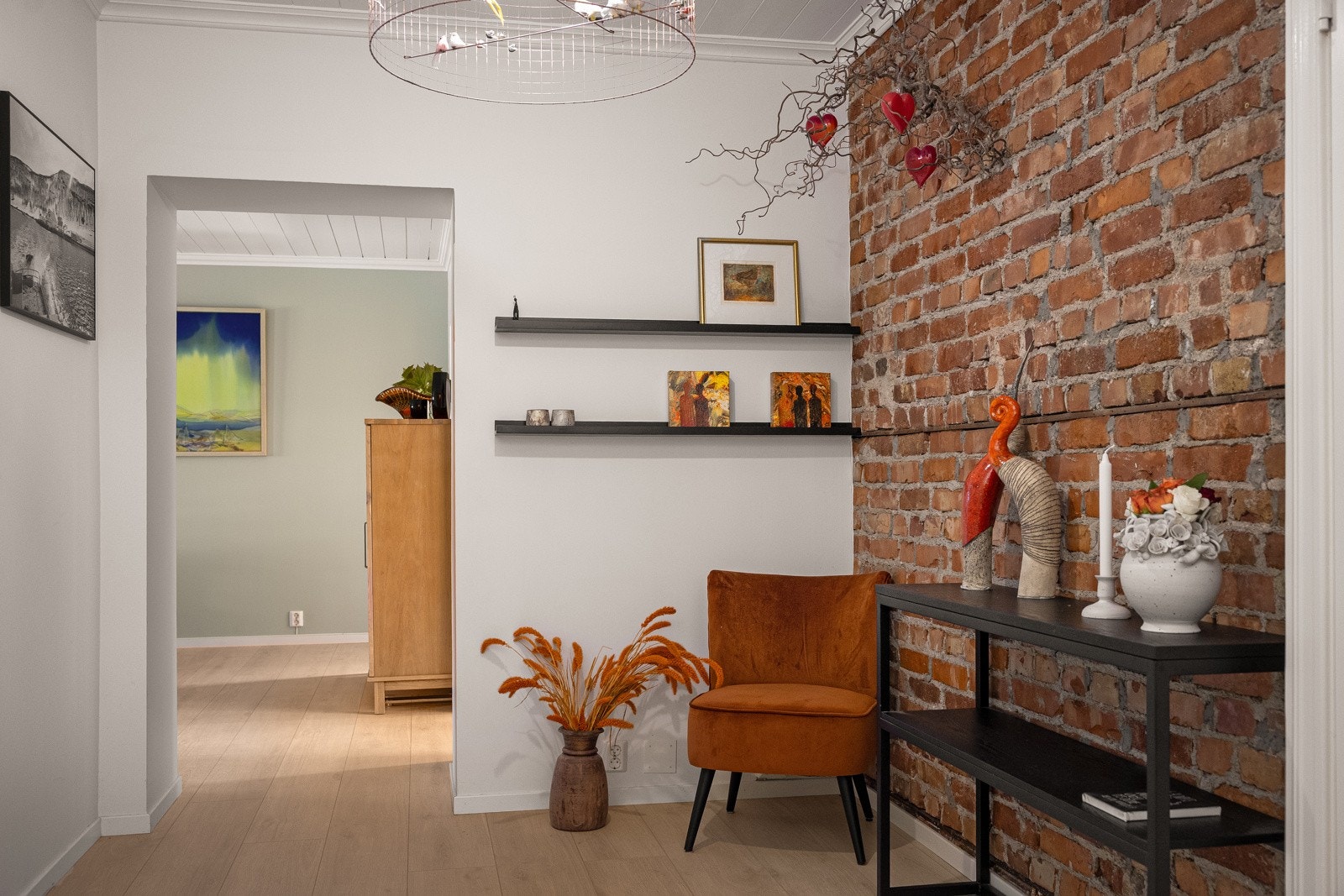 Hyggelig og stor entré som gir et godt førsteinntrykk. Galleribilde