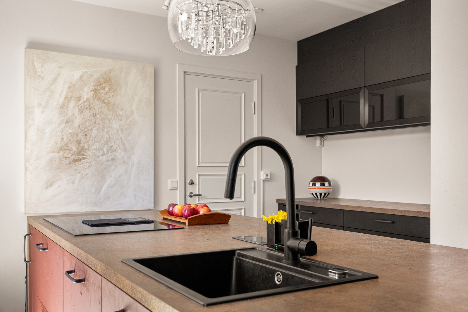 Det er rikelig med benkeplass og gode oppbevaringsmuligheter i over- og underskap. Galleribilde