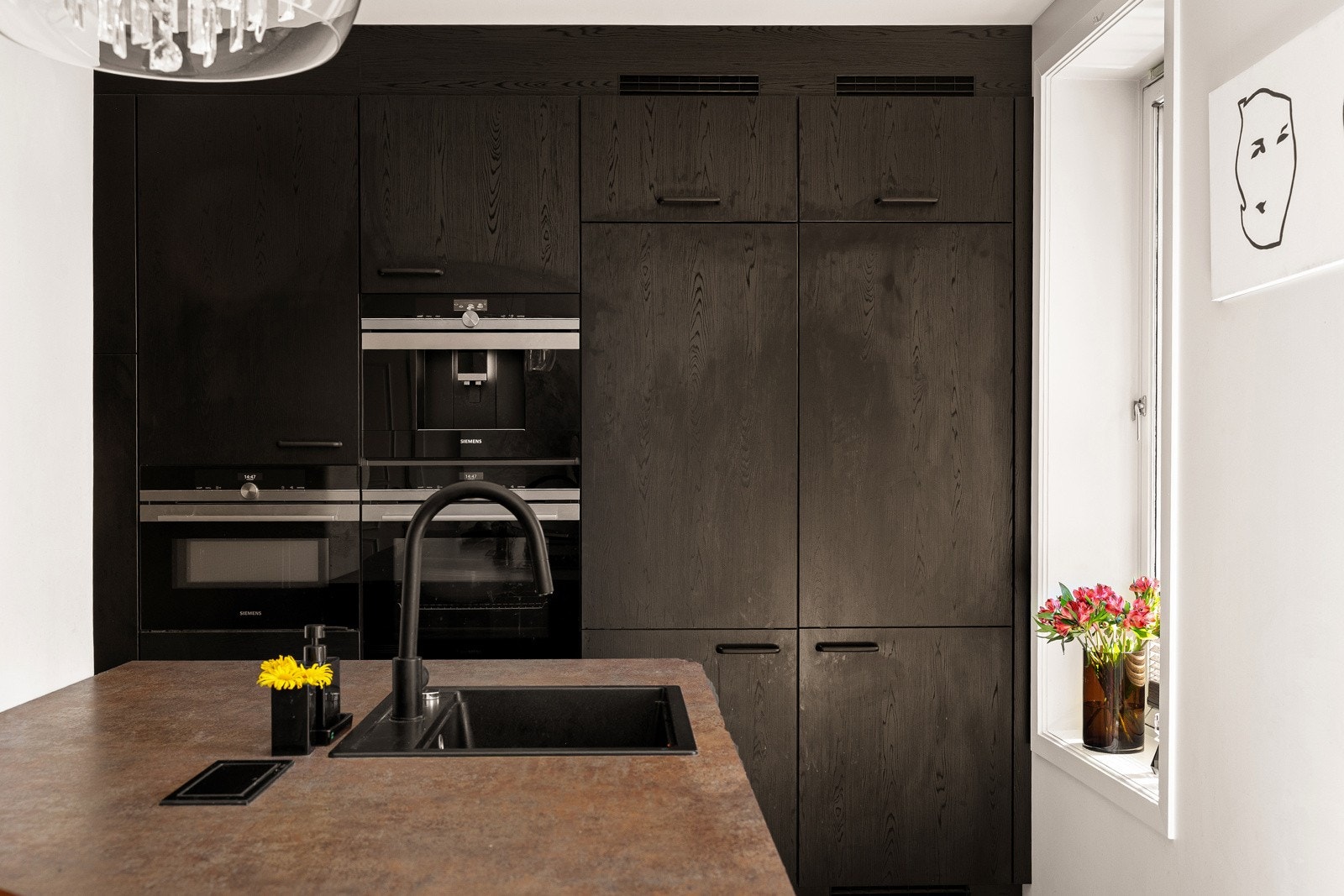 Kjøkkenet har 2 kjøleskap 2, fryseskap og 1 stekeovn m/ mikrobølge og 1 stekeovn med damp, samt kaffemaskin. Galleribilde