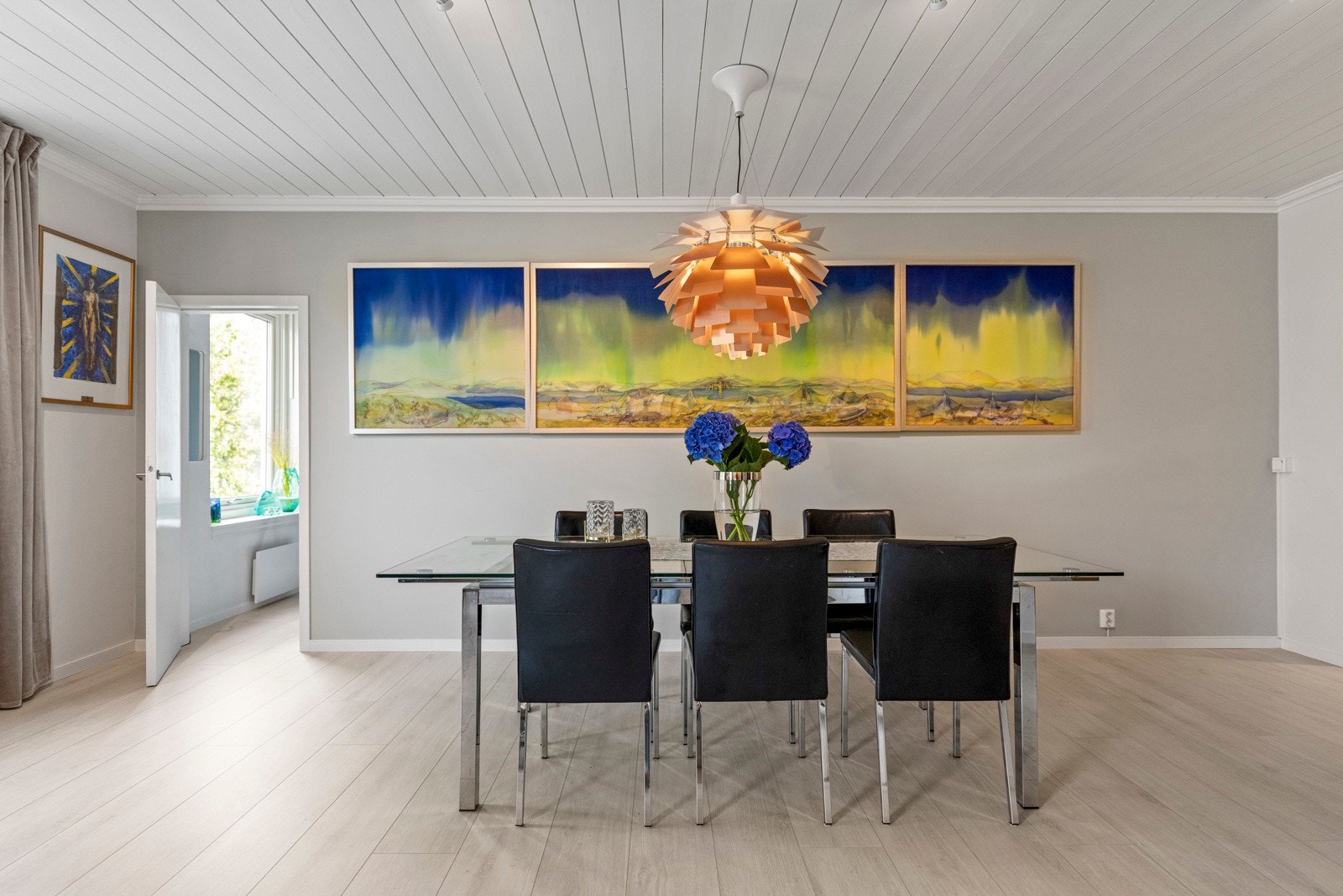 Det er lagt varmefolie i gulvet i stueområded, samt som man har en hyggelig peisovn som gir godt med varme. Galleribilde