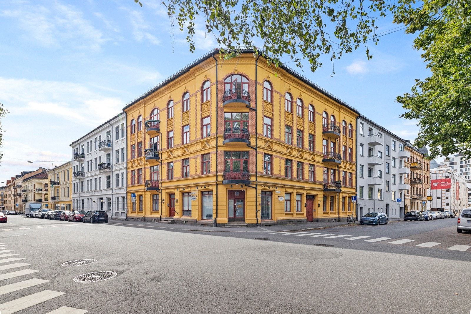 Godt vedlikeholdt bygård fra 1920 med en attraktivt beliggenhet -skjermet med få minutters gange til Majorstuens mange servicetilbud. Galleribilde