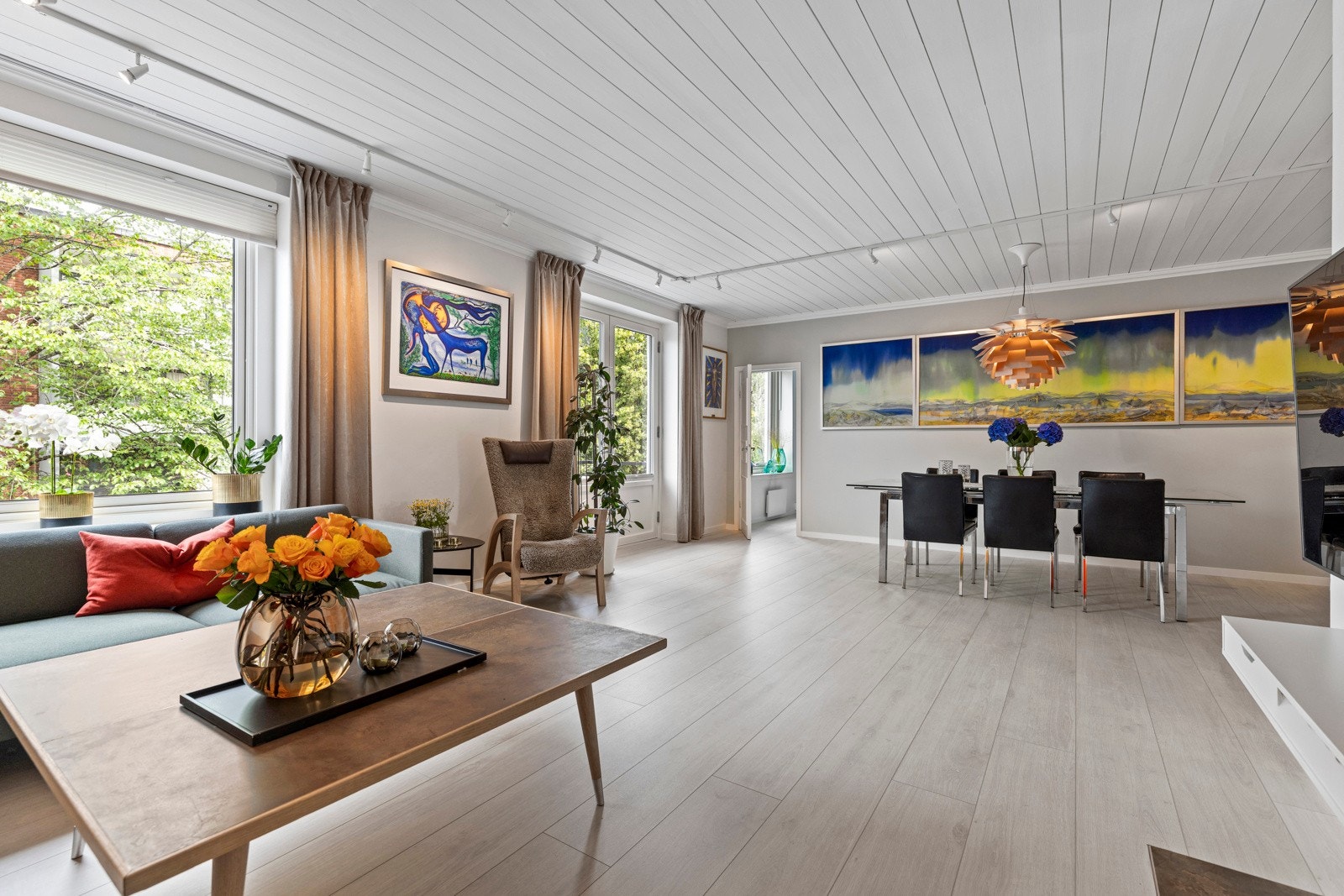 Spisestuen og stuen har en åpen løsning som gir en naturlig og fin soneinndeling av oppholdsrommet. Galleribilde