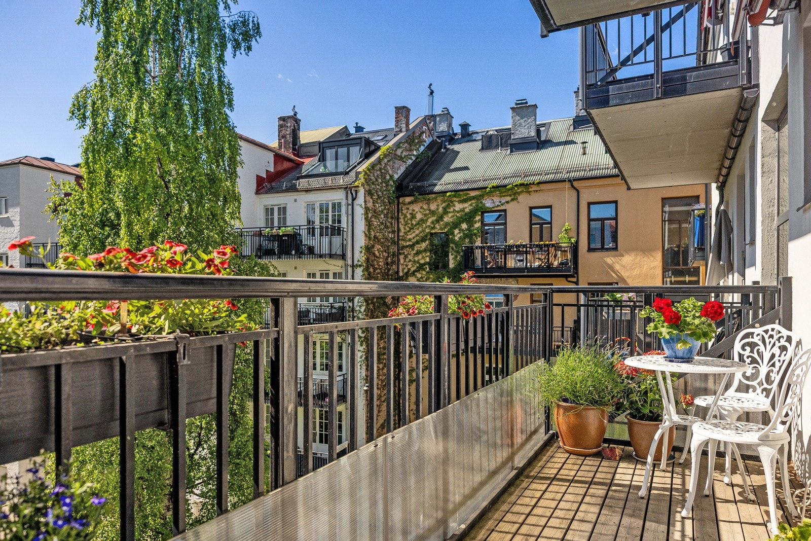 Her er det god plass til å møblere etter behov, med for eksempel to ulike utemøblementer. Galleribilde