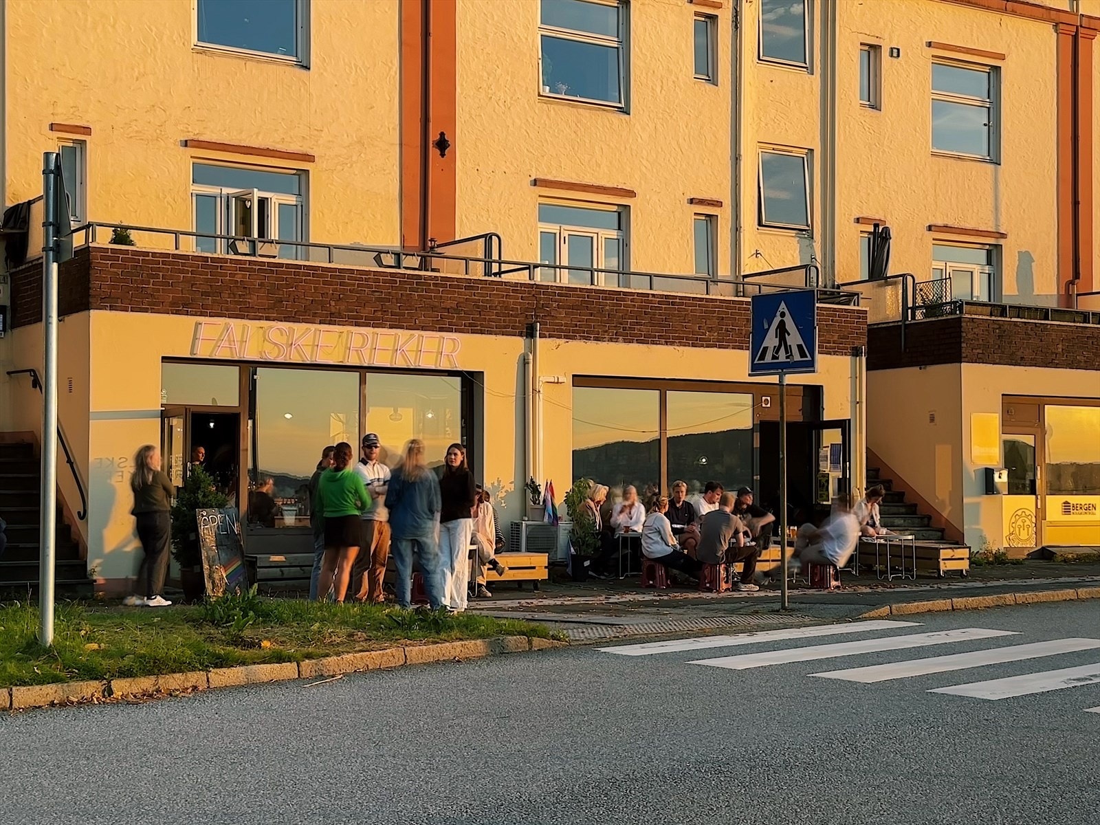 Falske reker - kafé på dagtid og en livlig vinbar på kvelden Galleribilde