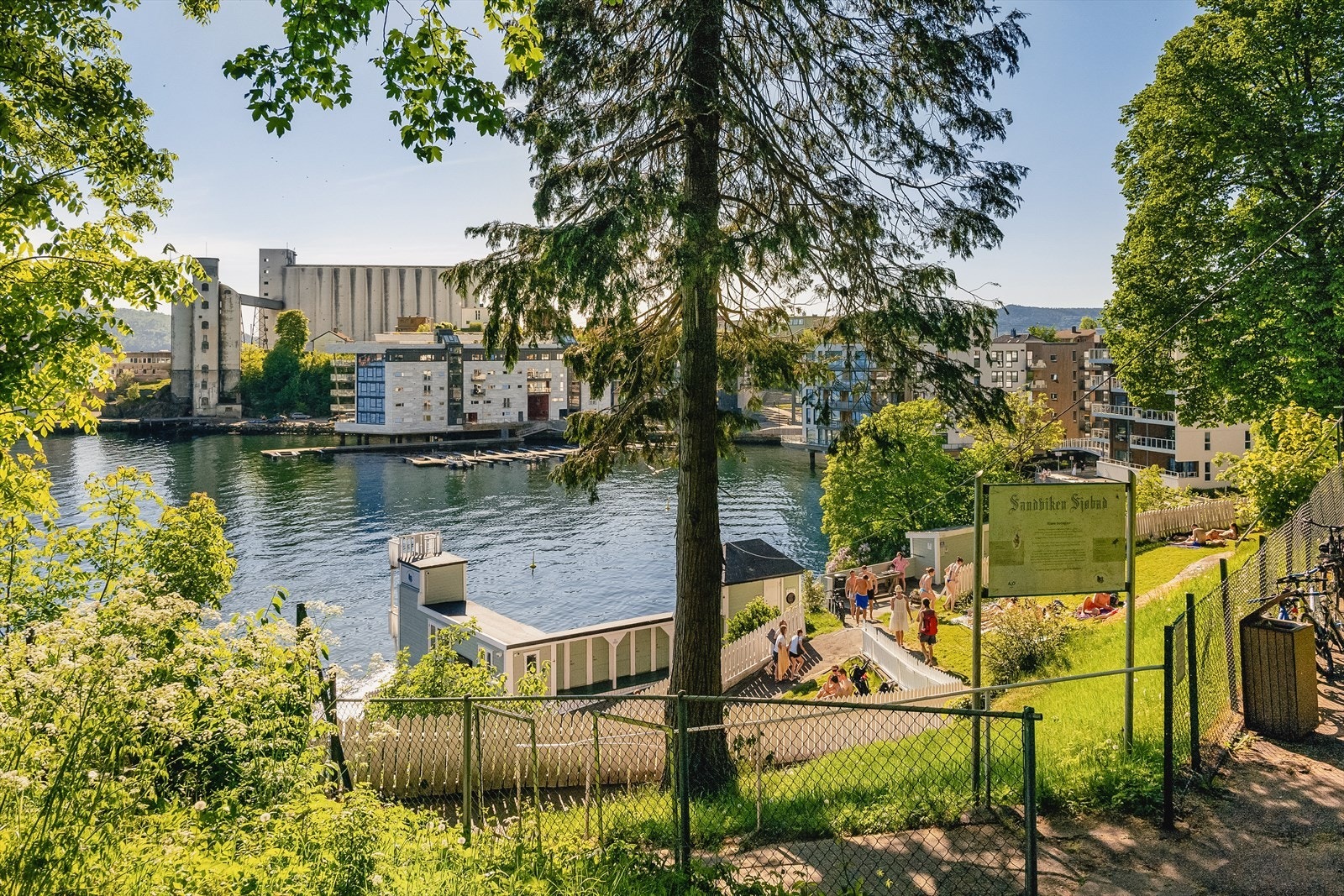 Sandviken er et yndet boligområde på grunn av kort vei til fjell og sjø. Sandviken sjøbad er en populær badeplass Galleribilde