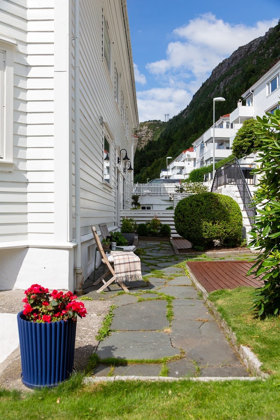 Veldig pene og hyggelig områder i hage med diverse beplantning og tredekker. Galleribilde
