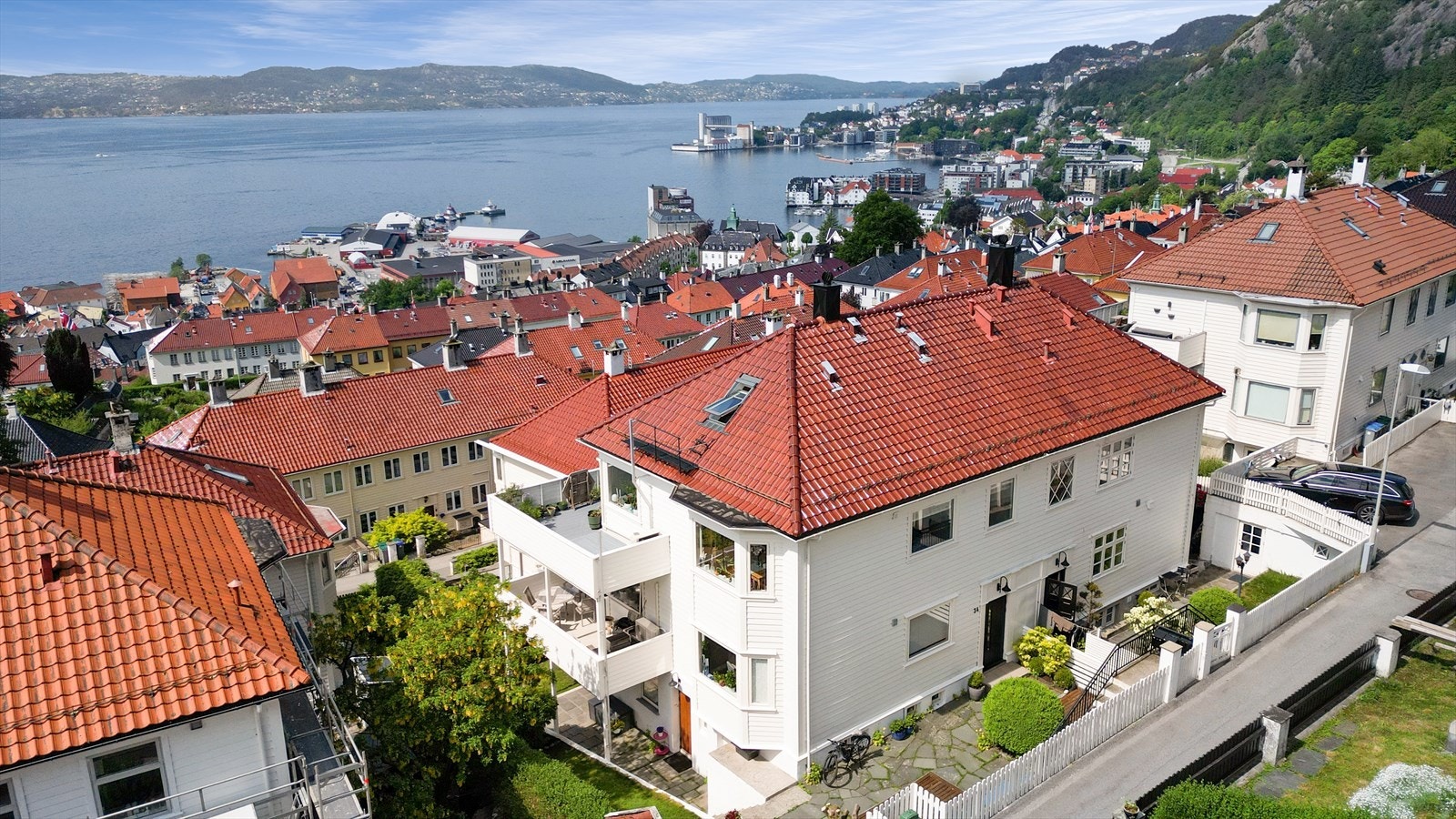 Nydelig beliggenhet høyt oppe i Sandviken. Sameiet har bla. malt huset utvendig, og rehabilitert pipe de siste årene Galleribilde