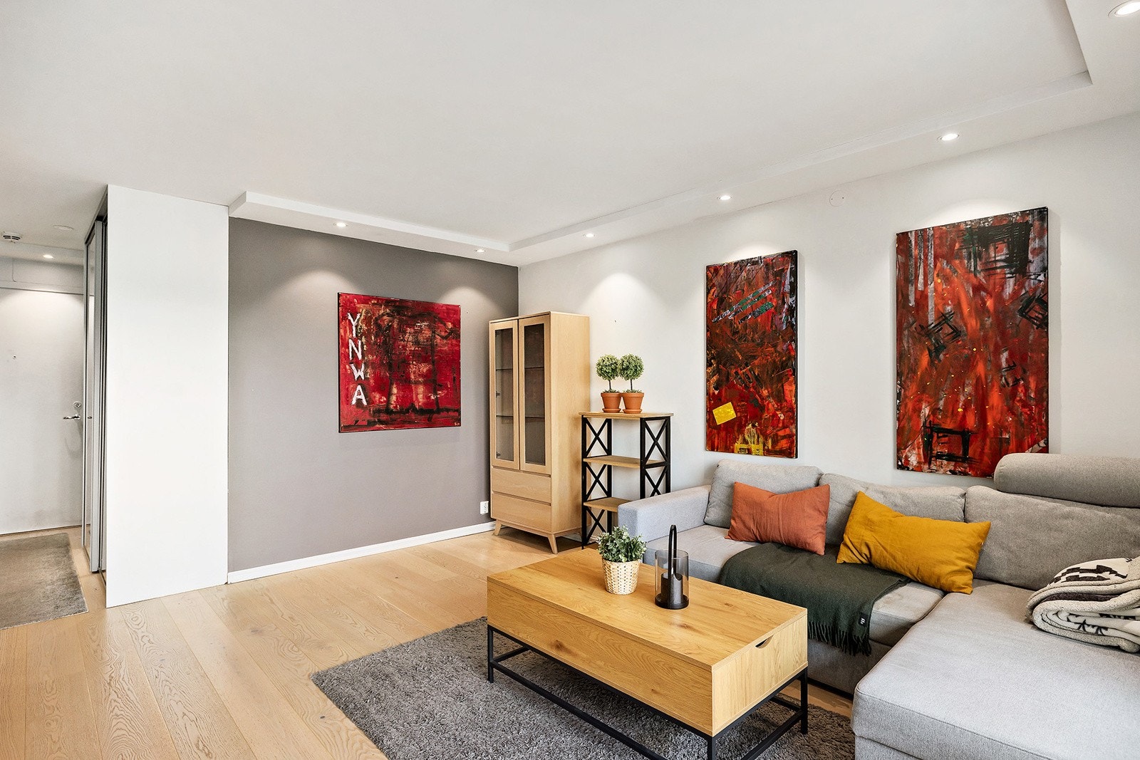 Stuen har plass for salong og en liten spisegruppe Galleribilde