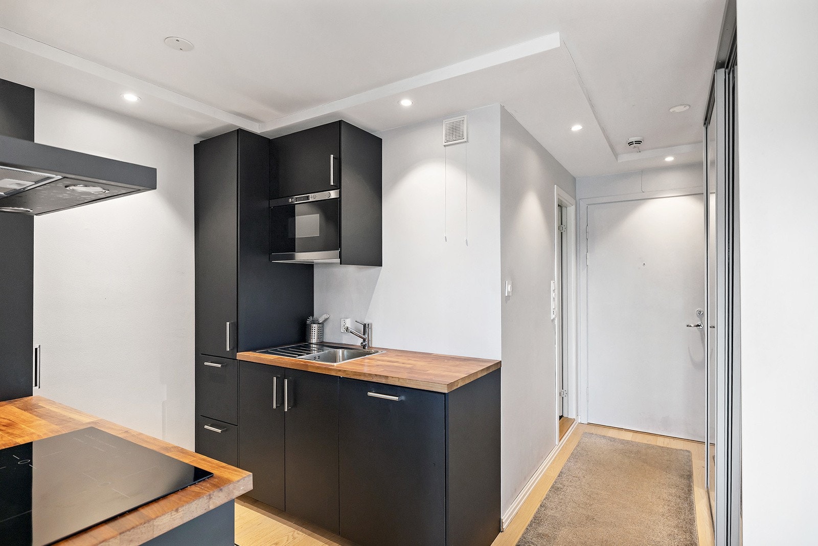 Kjøkken har integrerte hvitevarer Galleribilde