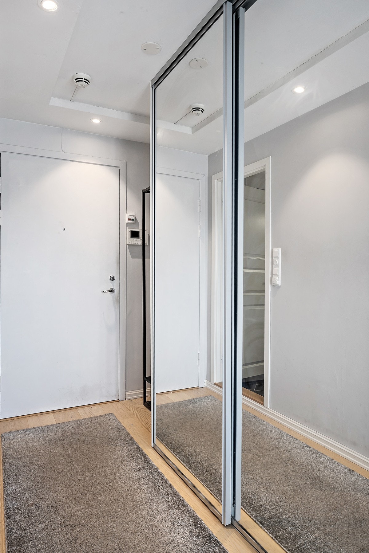 Gang med skyvedørsgarderobe Galleribilde