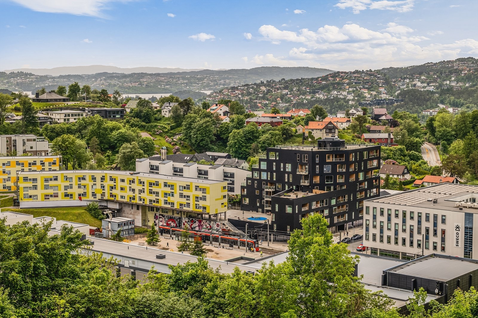 Leiligheten ligger kun 250 meter fra bybanestoppet på Fantoft og banen tar deg til alt av restauranter, butikker og folkeliv i Bergen sentrum på et drøyt kvarter. Galleribilde