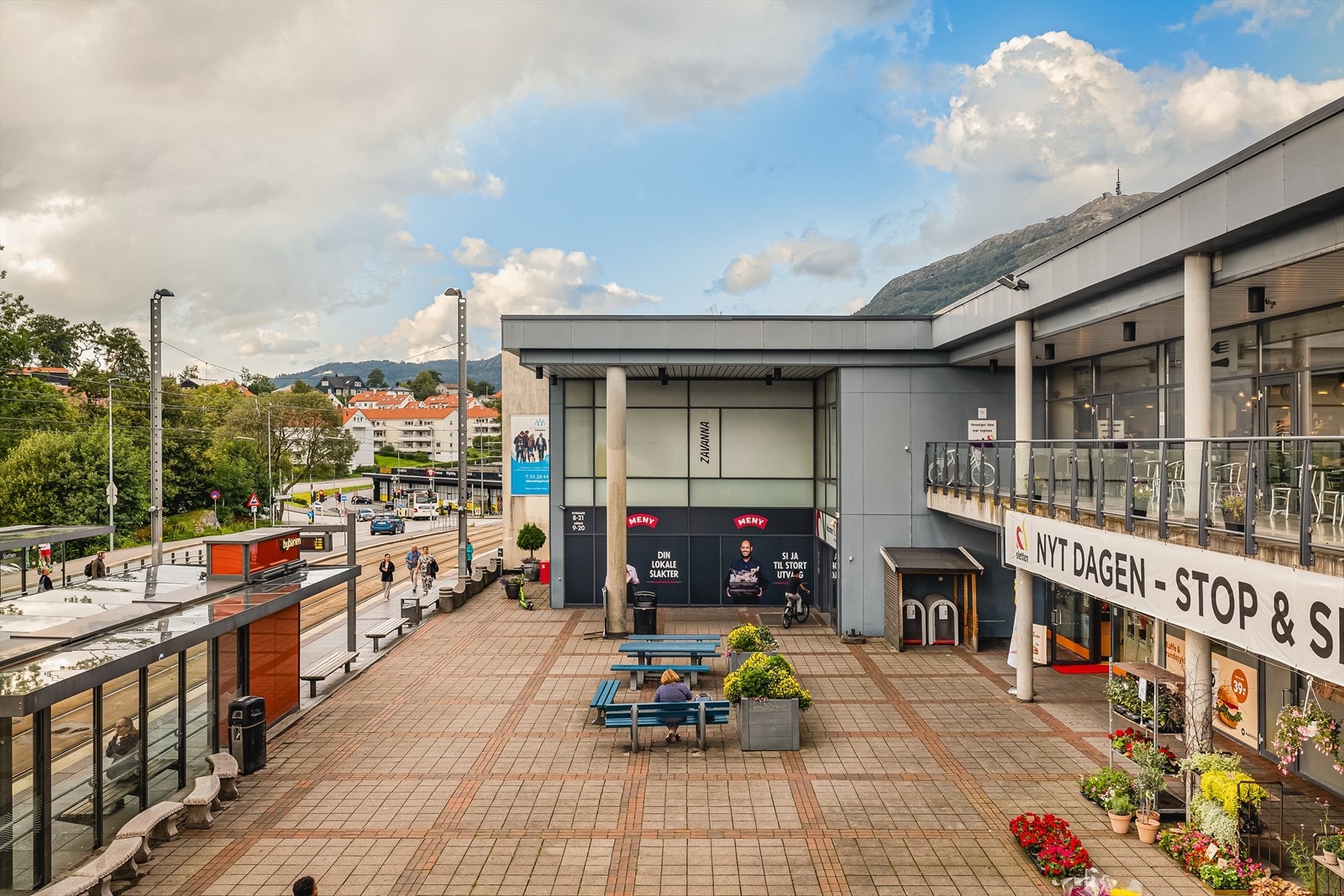 Ønsker du et større utvalg av servicetilbud tar turstien rundt Tveitevannet deg bort til Sletten Senter. Her finner du et bredt utvalg av butikker, café, apotek og vinmonopol. Galleribilde