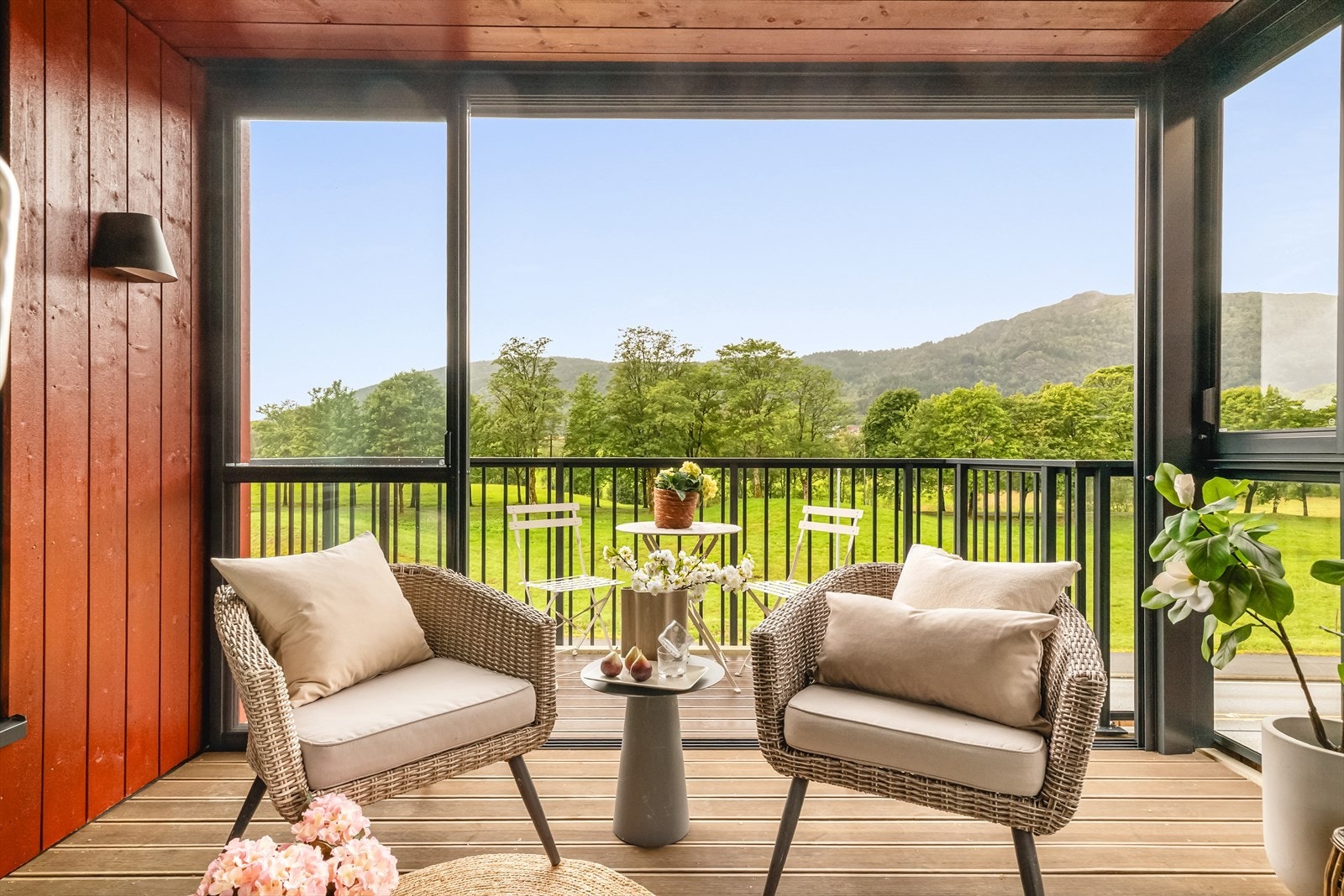 Fra stuen er det utgang til innglasset terrasse og terrasse. Galleribilde