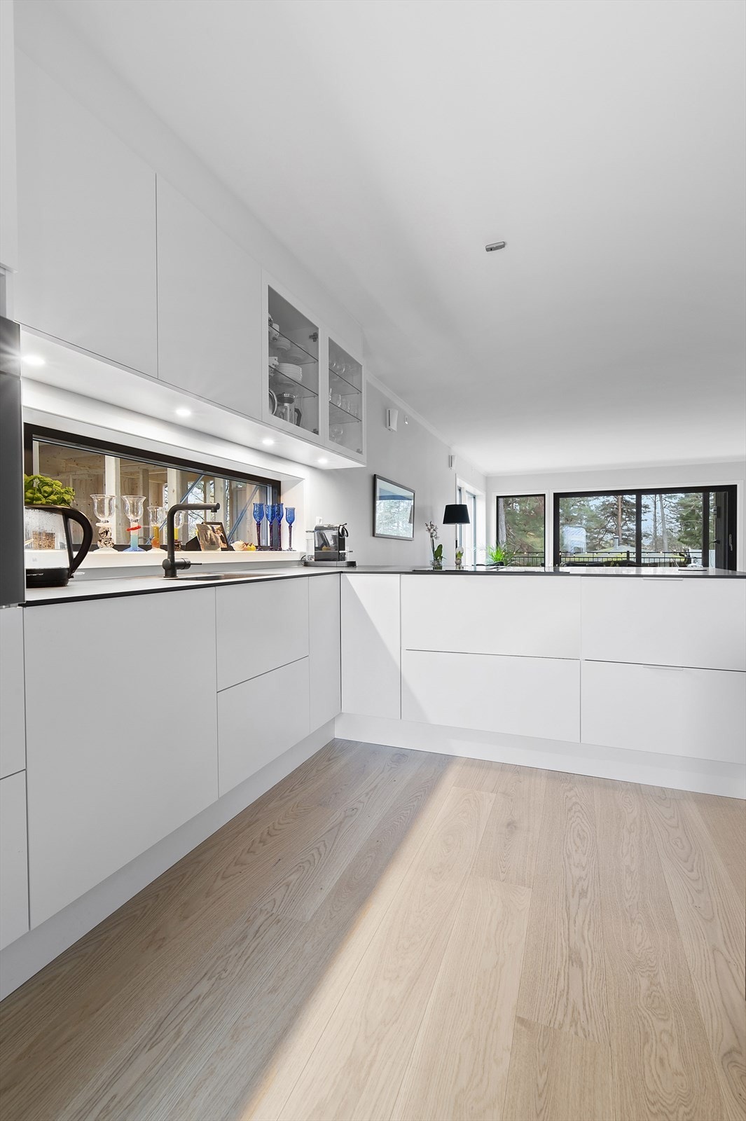 På kjøkkenet er det godt med skap og skuffer. Innredningen leveres av Drømmekjøkken Galleribilde