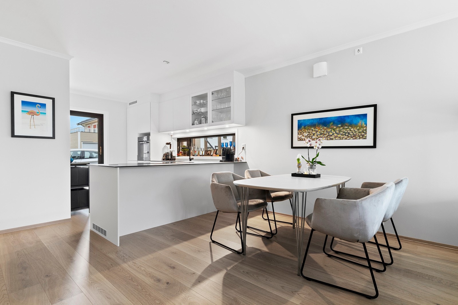 Det er bardiskløsning mot stue, så her kan du være sosial selv om du er på kjøkkenet. Galleribilde