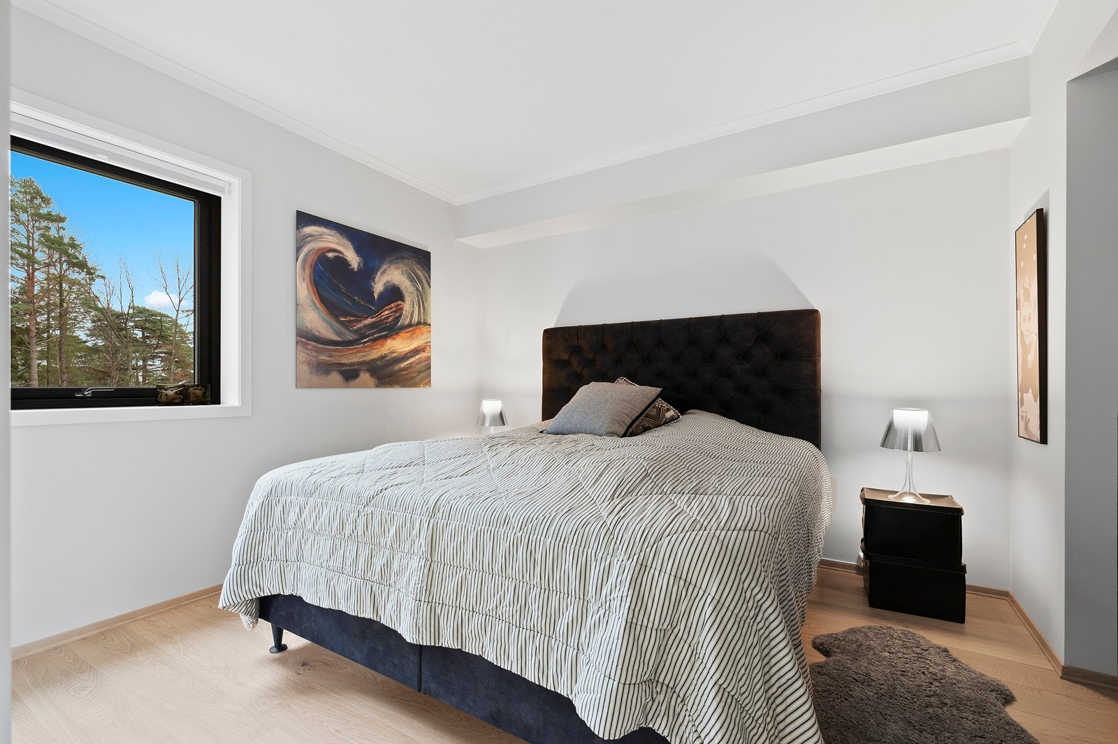 Hovedsoverommet er av god størrelse og har inngang til klesrom og hovedbadet Galleribilde