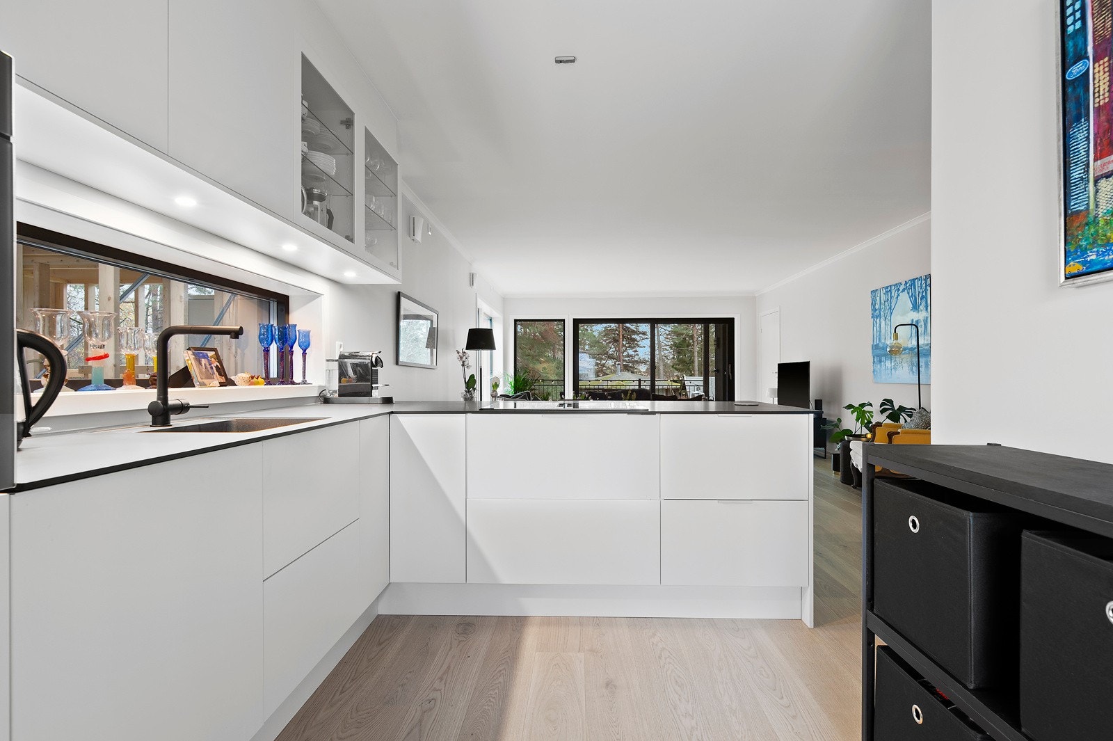 På kjøkkenet har du ekstra vindu som slipper inn naturlig lys Galleribilde