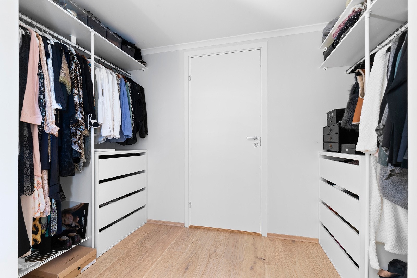 Garderoberommet gir deg god oversikt over hva du har av alternativer. Fra garderoberommet kommer du videre til hovedbadet. Galleribilde