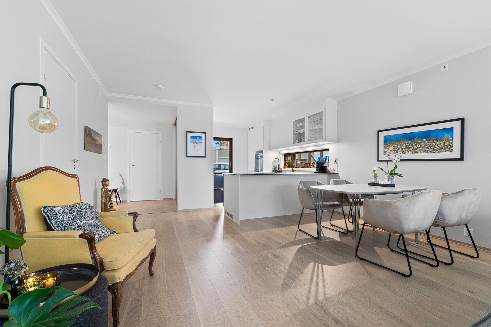 Det er åpen stue- /kjøkkenløsning Galleribilde