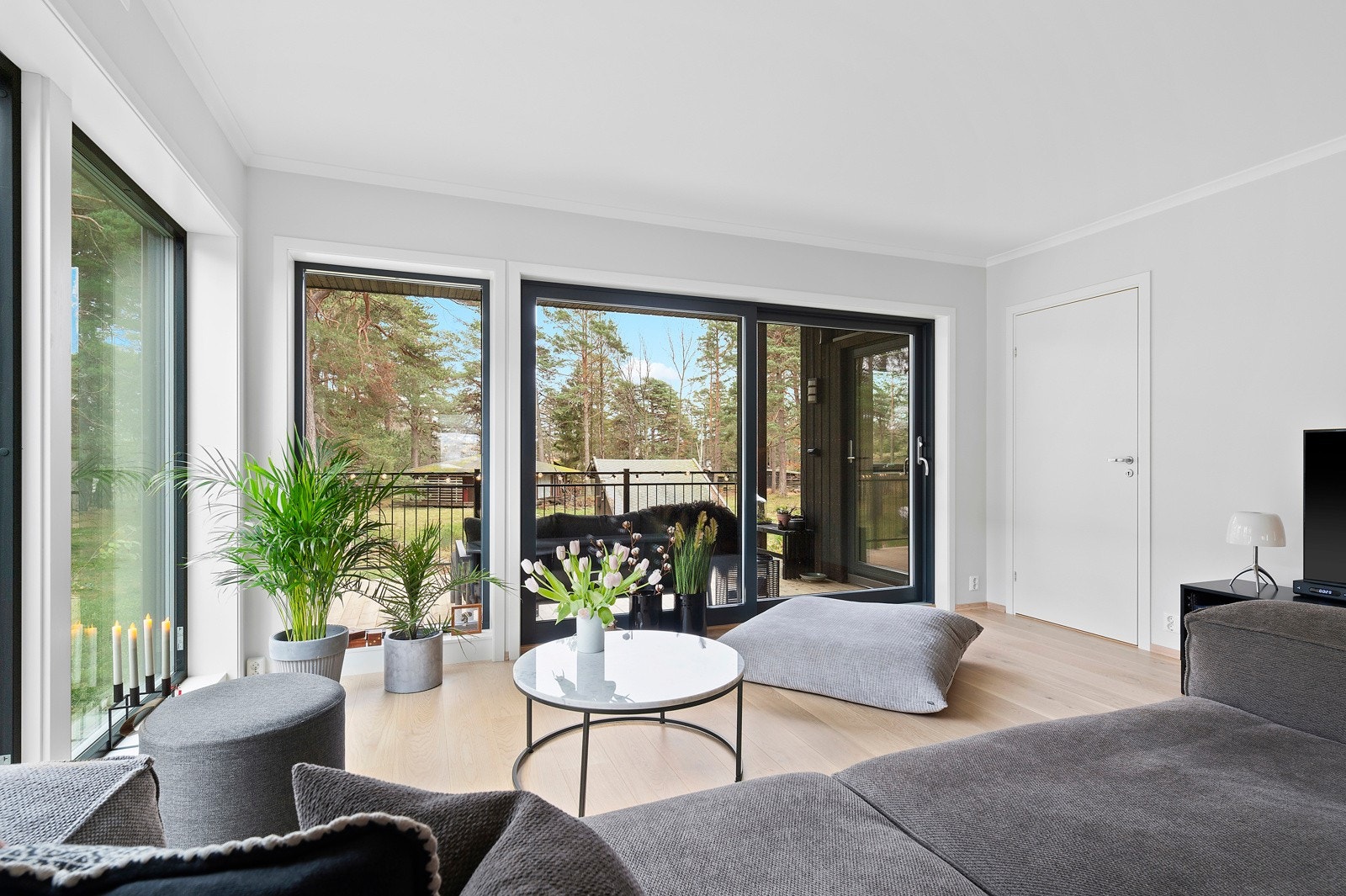 I stuen er det store vindusflater og utgang til lun uteplass. Galleribilde