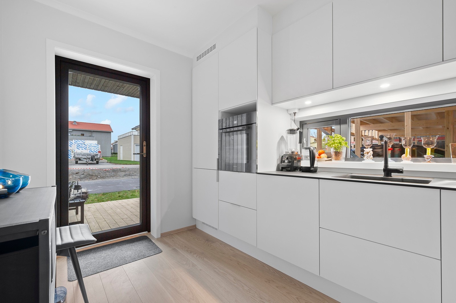 Fra kjøkken er det utgang til terrasse/veranda Galleribilde