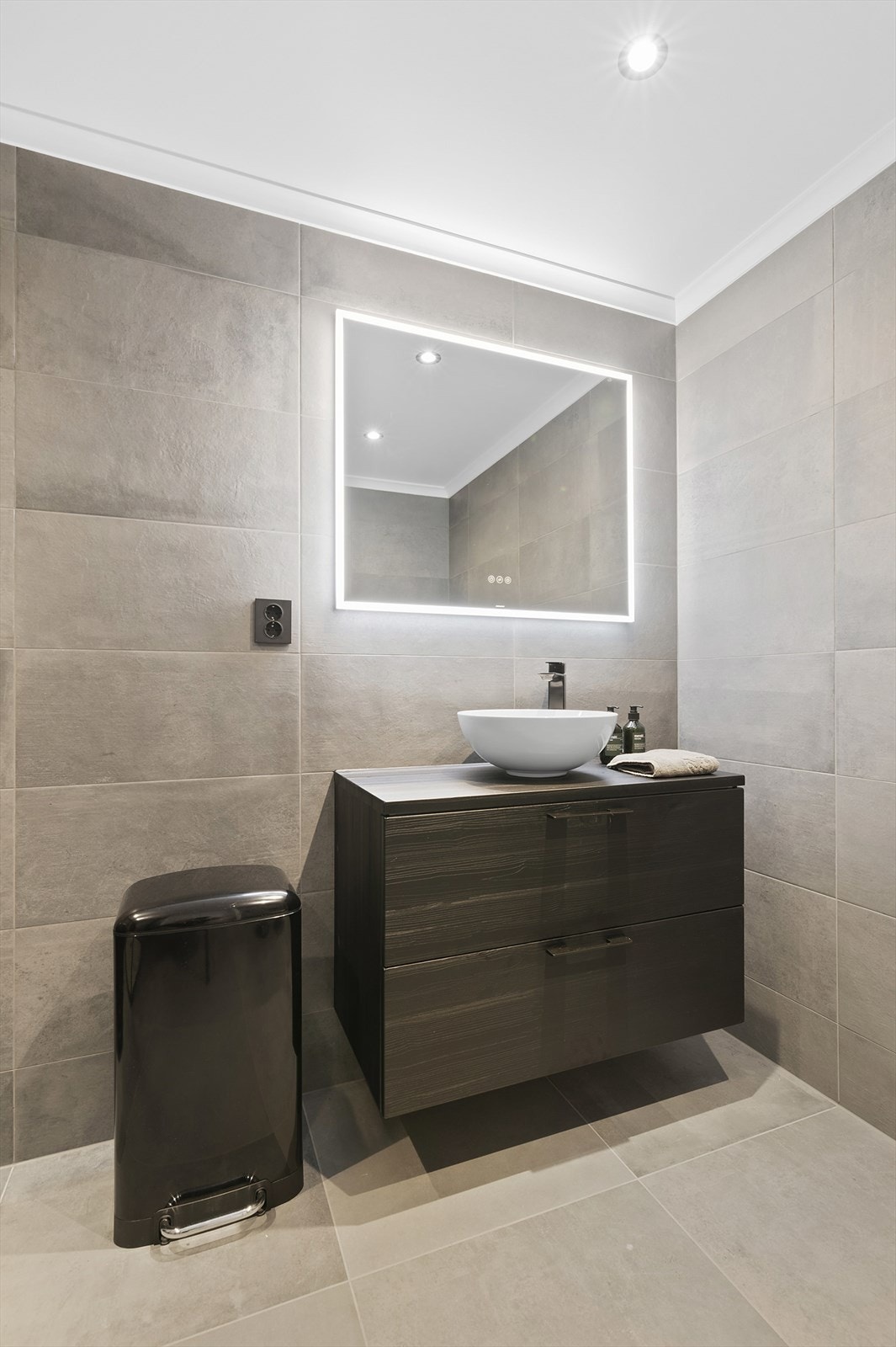 Lyset rundt speilet gir et moderne preg til et ellers delikat bad Galleribilde