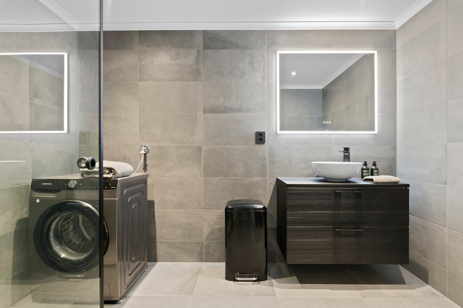 Deilkat og moderne flislagt bad som gir deg følelsen av et eget velværerom Galleribilde