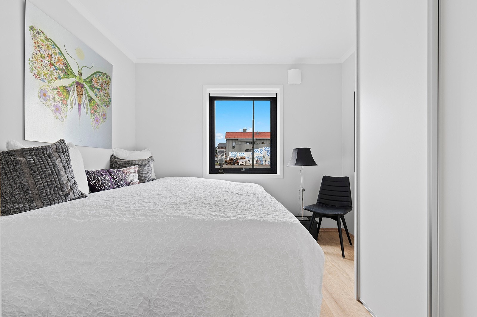 På soverom nummer 2 har du plass til seng og skrivebord. Galleribilde