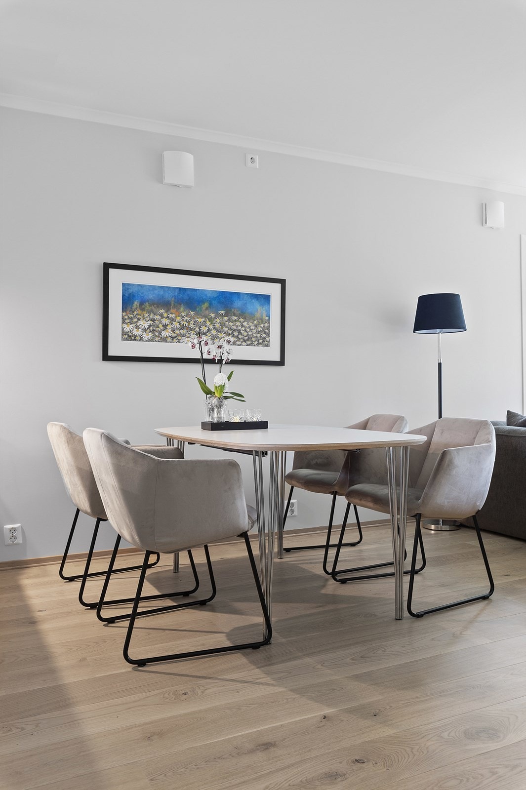 Ved kjøkkenet er det plass til spisestue, så kokken kan være sosial med gjestene samtidig som det røres i sausen Galleribilde