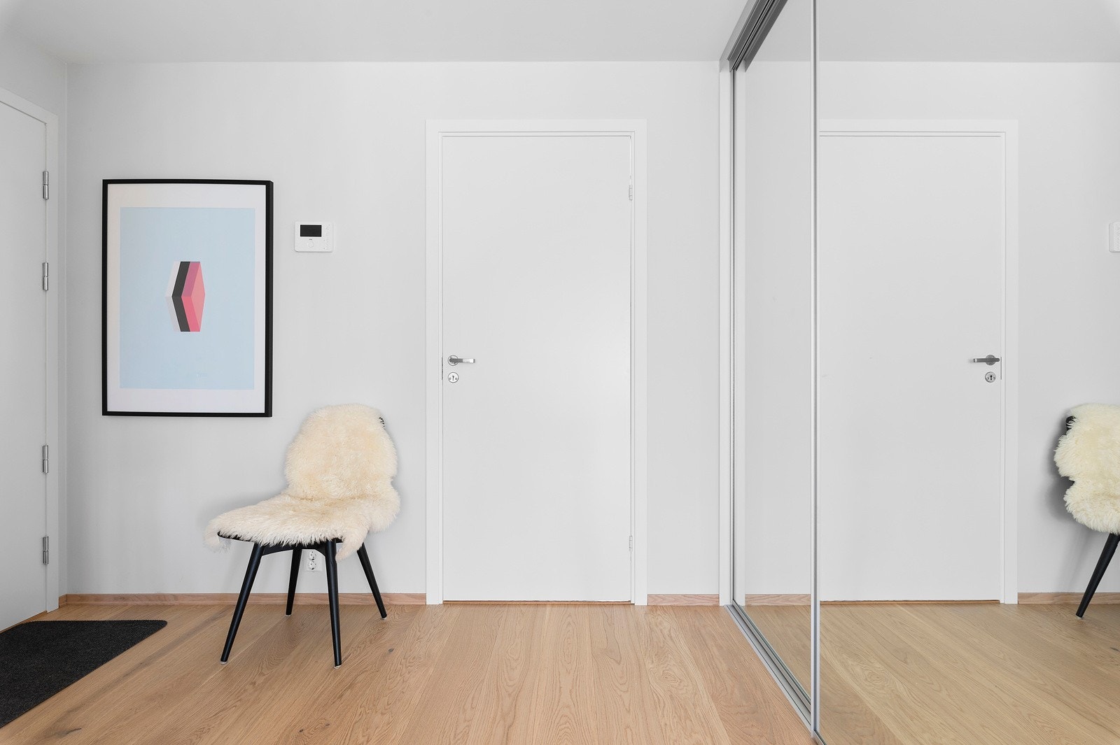 Når du kommer hjem kommer du til en moderne gang med skyvedørsgarderobe Galleribilde