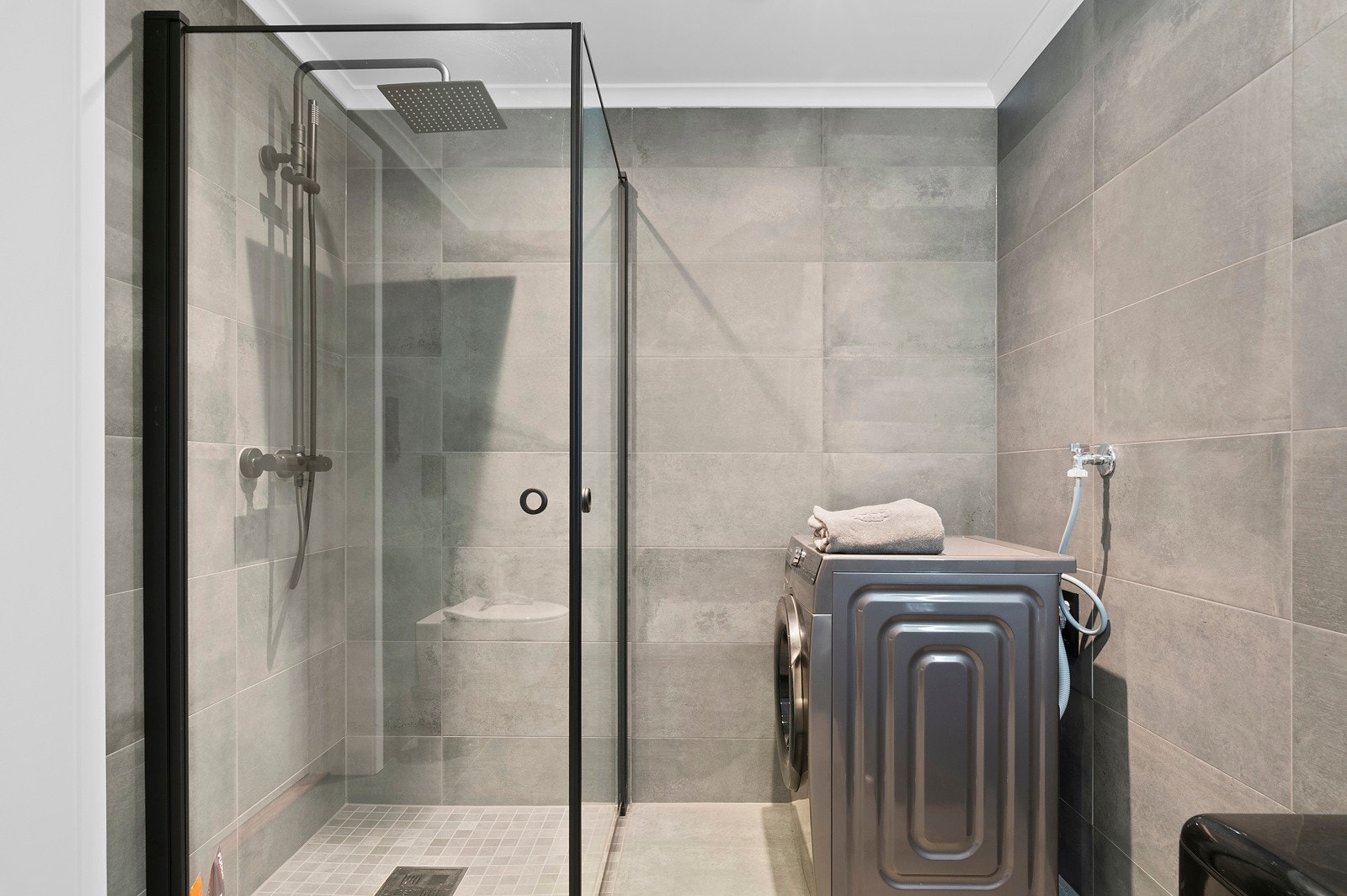 Det er 2 bad i leiligheten. På hovedbadet har du servant, dusjhjørne, toalett og opplegg til vaskemaskin Galleribilde