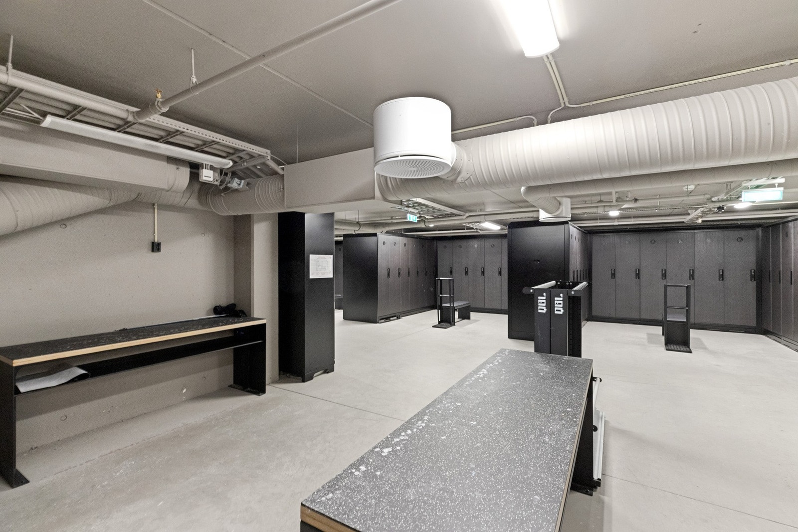 Fellesareal med adkomst ut, like ved alpinbakken Galleribilde