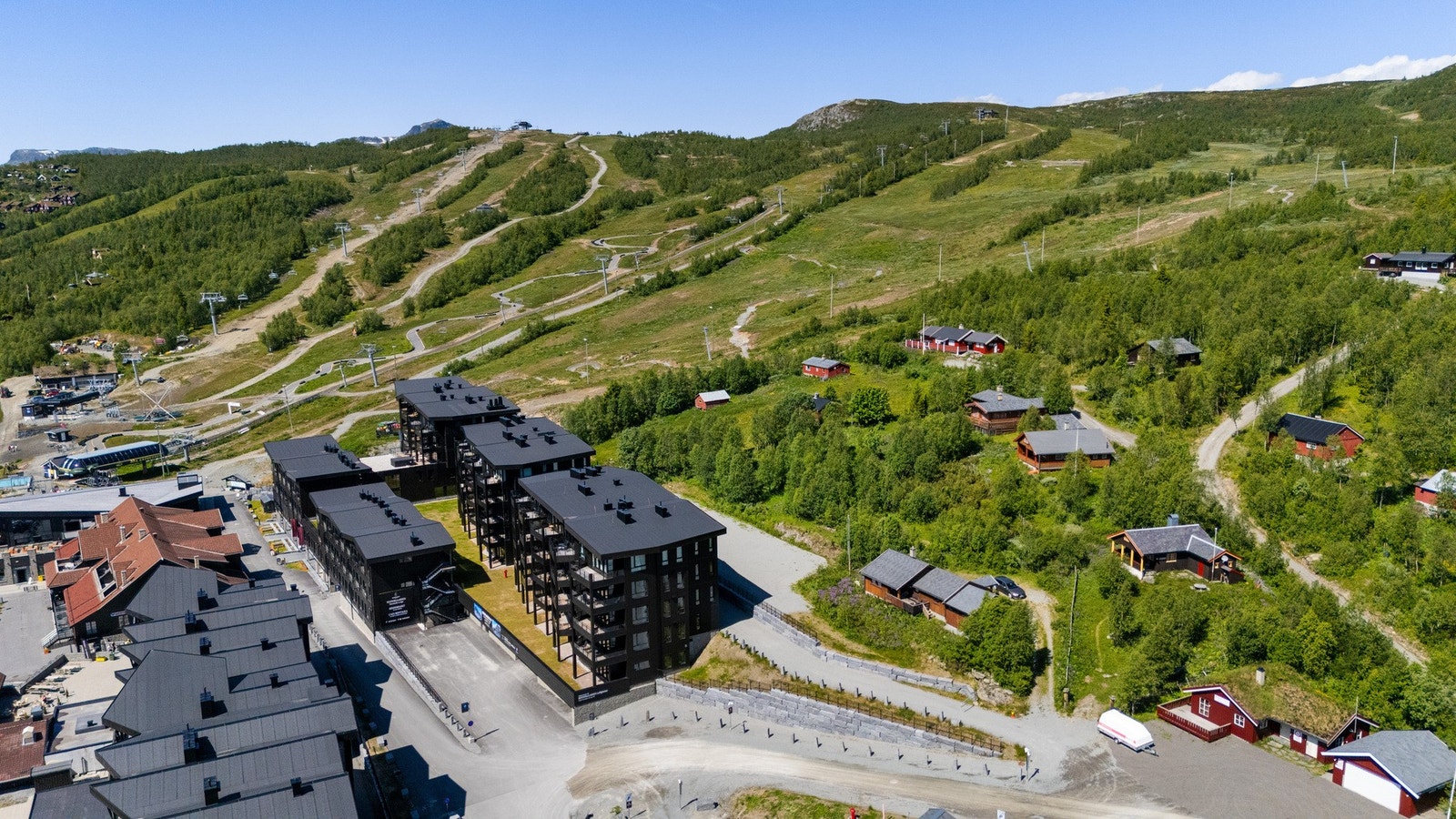 Beitostølen er den komplette og urbane fjelldestinasjonen. Det som gjør Beitostølen så spesiell er nærheten til fjellet og den intime atmosfæren - alpinbakker, langrennsløyper, restauranter, puber, butikker og andre severdigheter samlet på ett sted. Beito Galleribilde