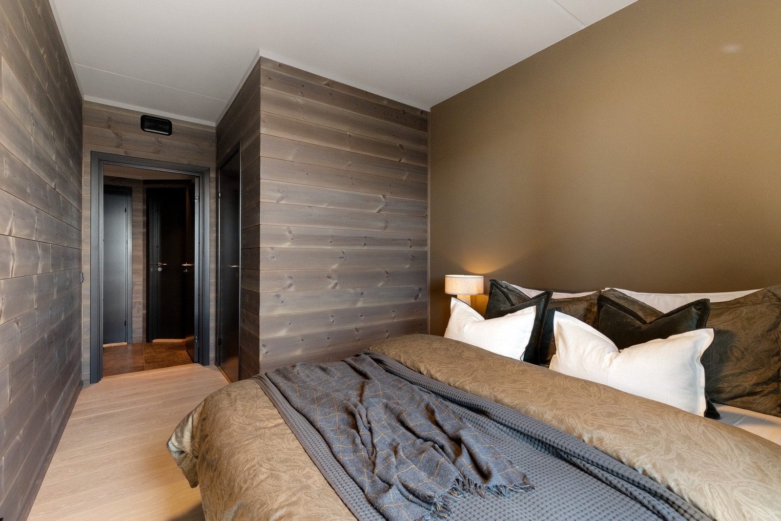 Vegger har en fin kombinasjon mellom panel og glatte malte flater Galleribilde