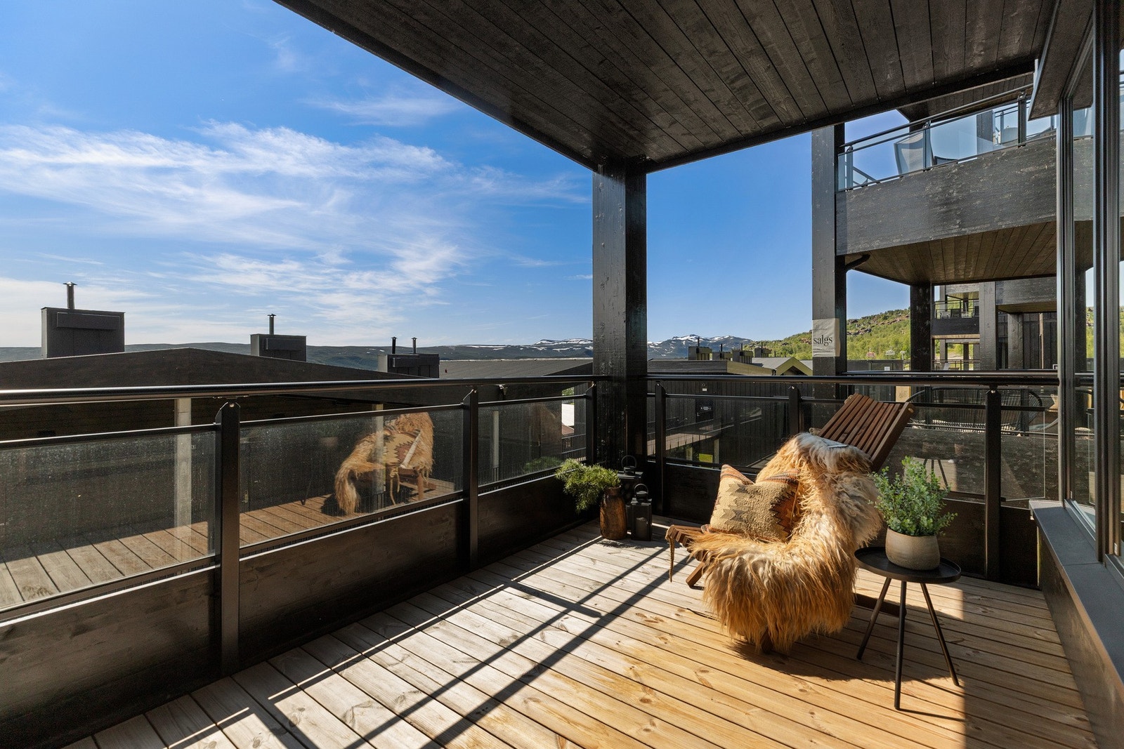 God uteplass og fin utsikt mot blant annet Slettefjell og Raudalen. Galleribilde