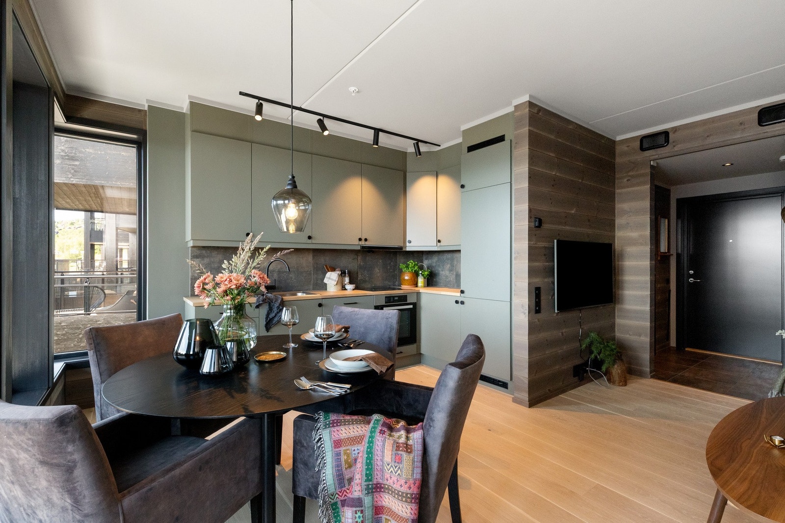 1- stavs eikeparkett i stue, kjøkken og på soverom. Fliser i entré og på bad. Det er vannbåren varme i alle gulv med unntak av soverom. Galleribilde