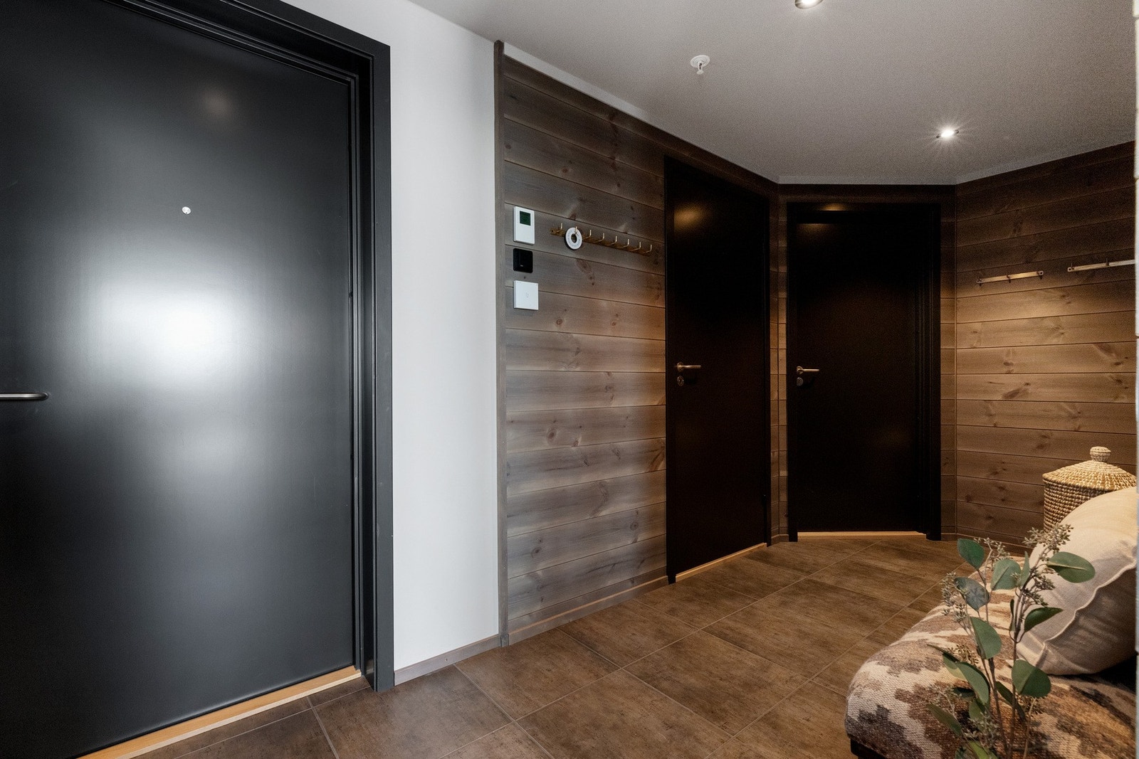 Sorte omramminger på vinduer, terrassedør, brytere og kontakter. Sorte dører og tilhørende listverk Galleribilde