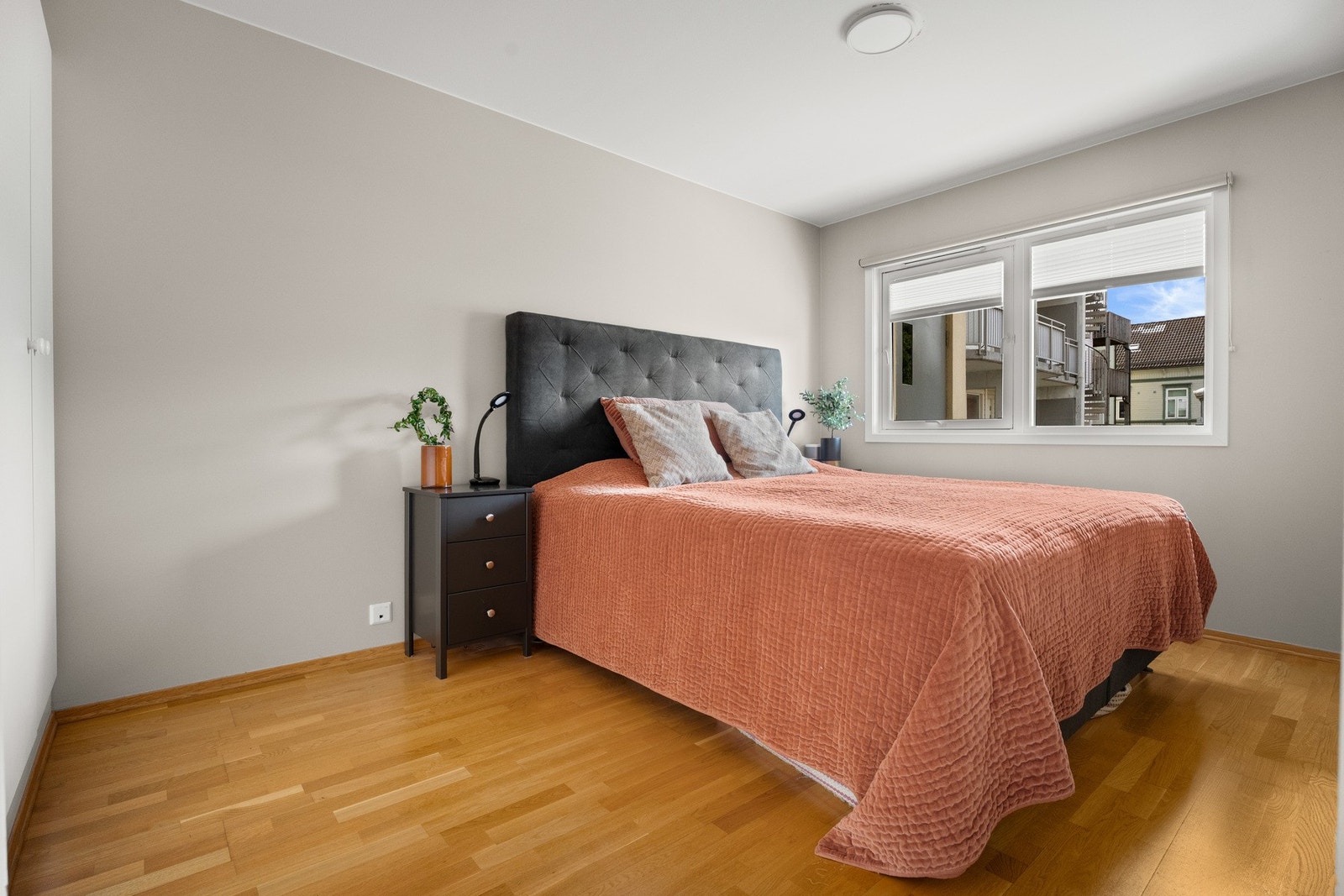 Soverommet er av god størrelse, med utmerket plass til stor dobbeltseng og tilhørende møblement. Galleribilde